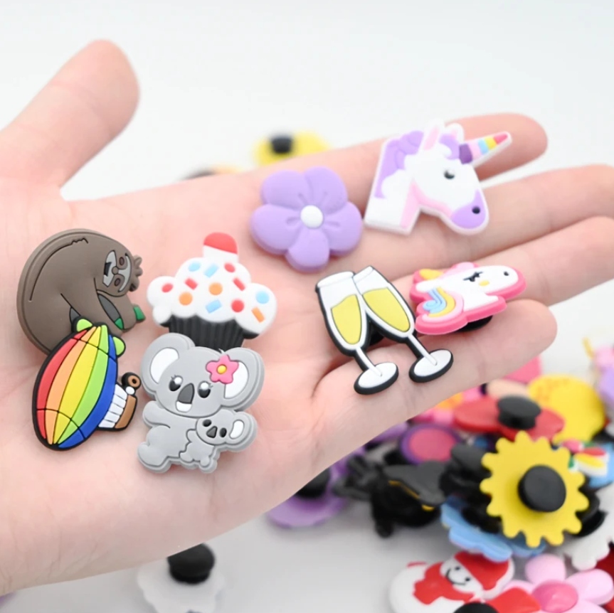 PRZYPINKA PIN DO BUTÓW CROCS CROCSÓW OZDOBA KOŃCZYNKA NA SZCZESCIE LUCKY Model HYB005-22