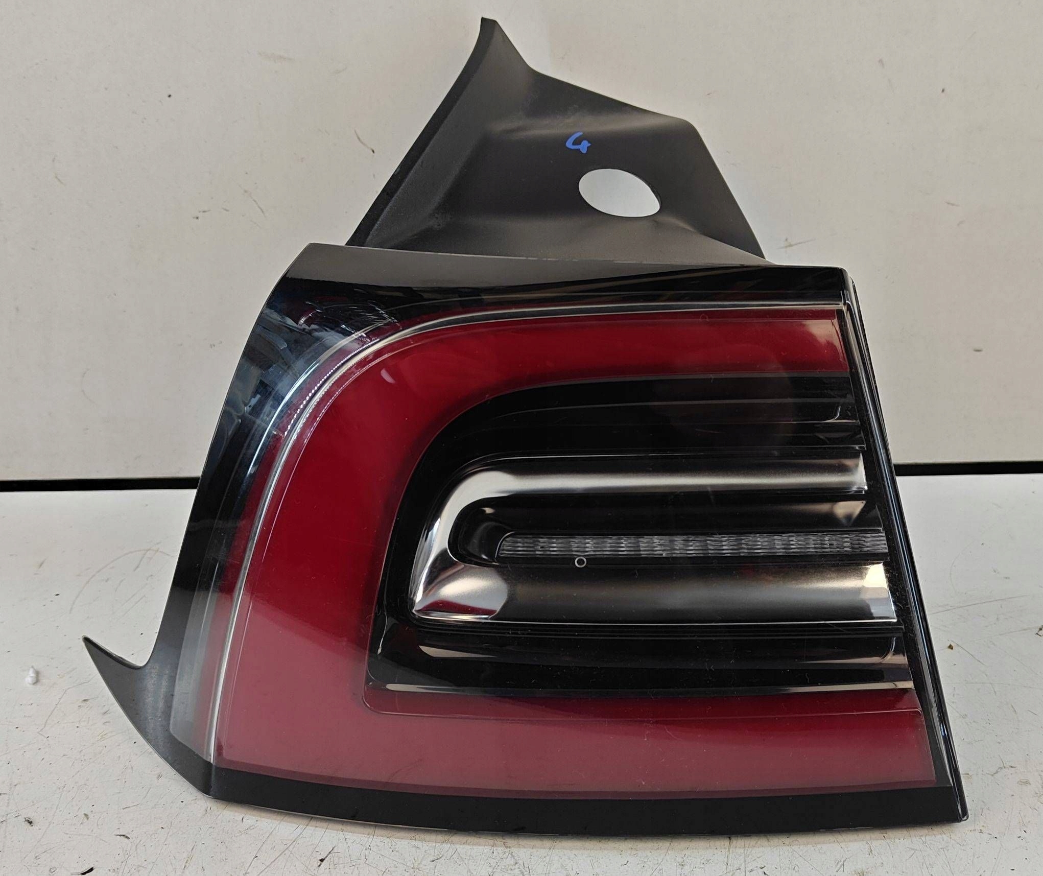Tesla Model 3 17- left light rear rear part