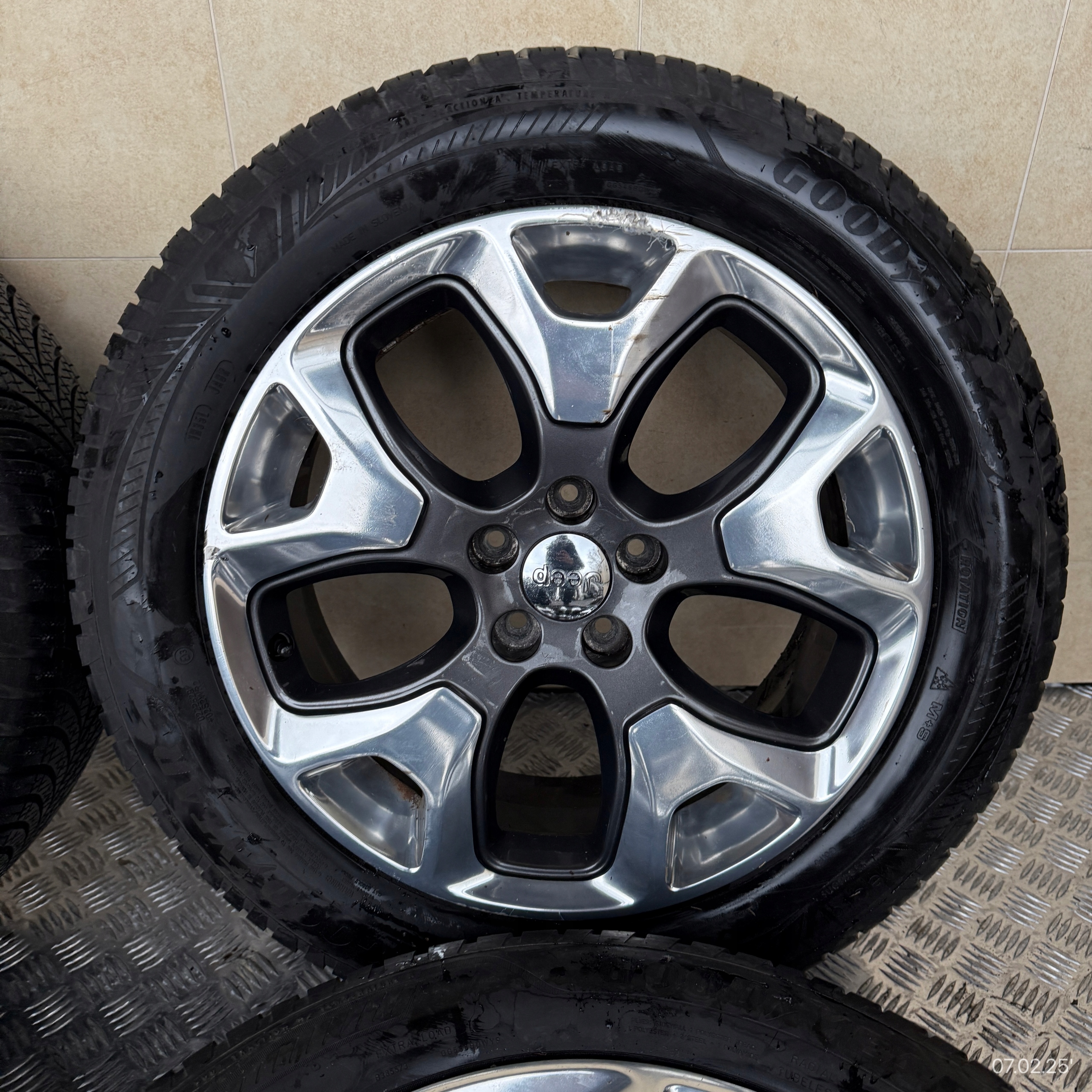 discs wheels tyres JEEP COMPASS II GOODYEAR 225/55/18" 4MM winter M+S