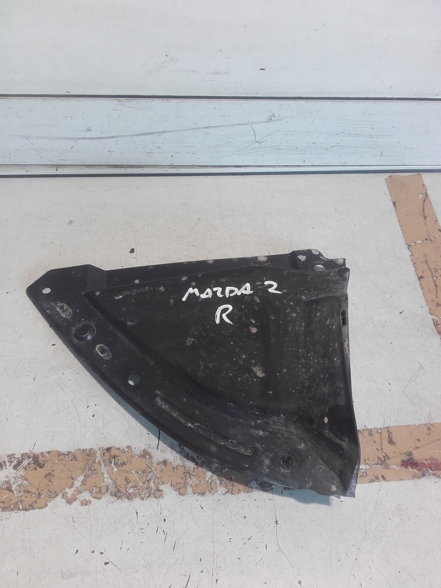 D43N-56114 - MAZDA 2 DJ LIFT КРИШКА ШАСІ ПРАВА 20-