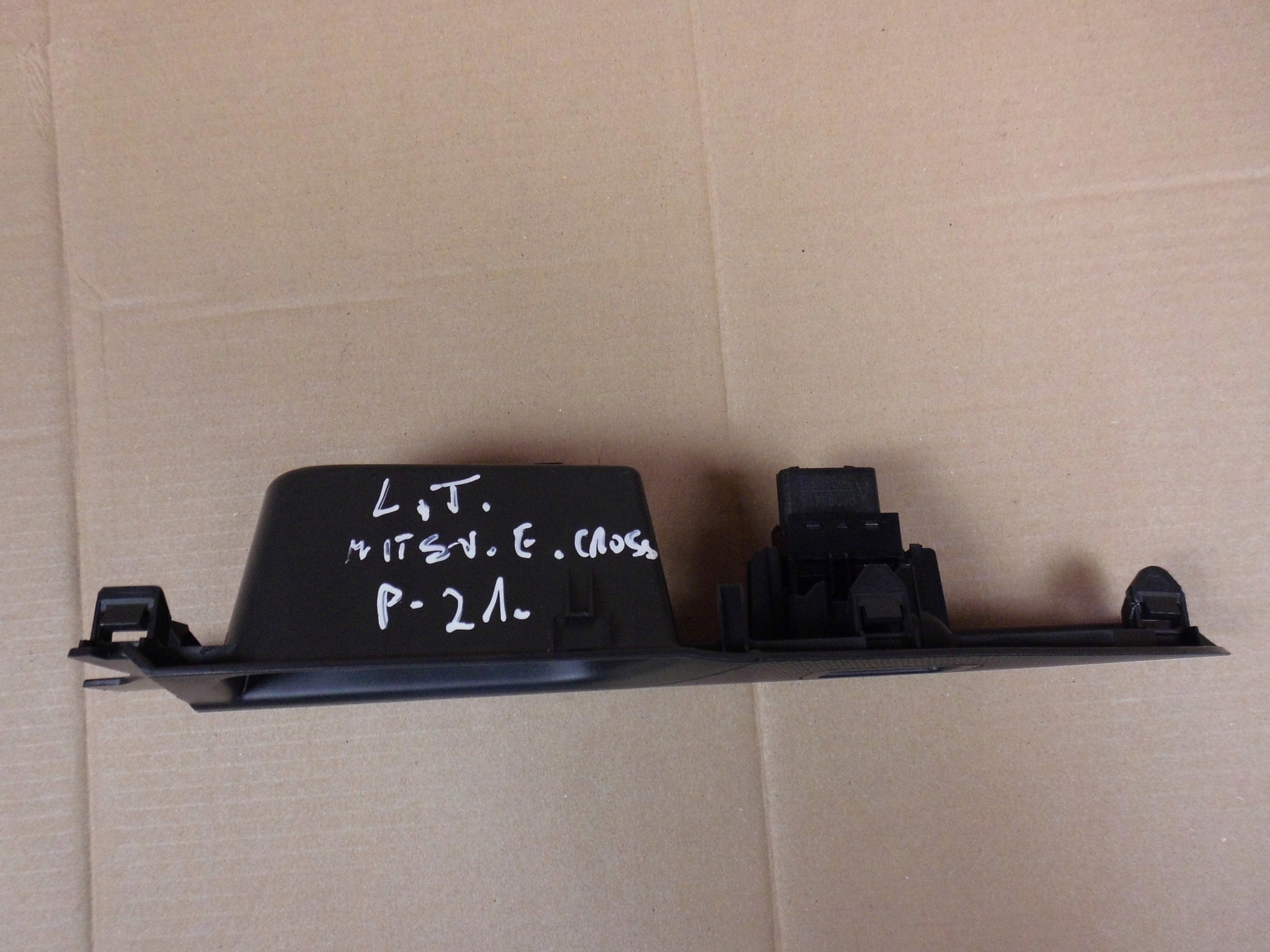 Mitsubishi Eclipse Cross switch windows rear part LE.