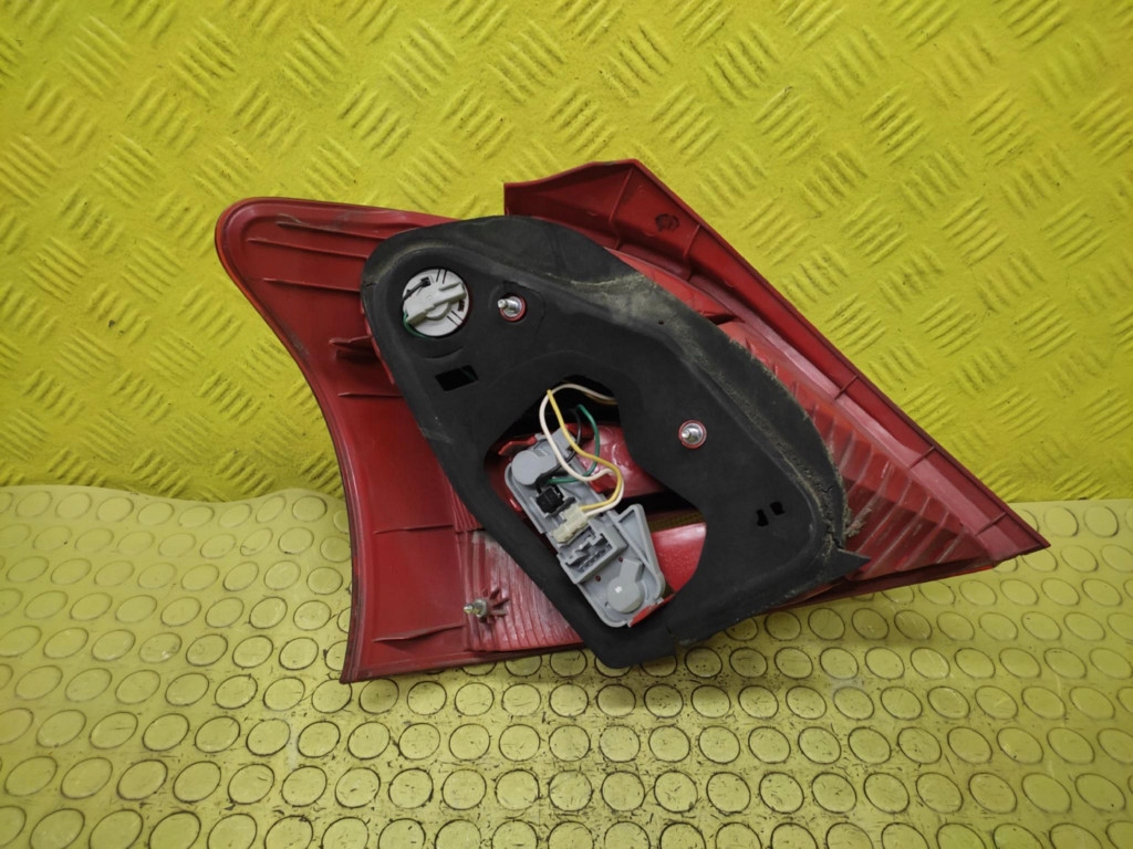 TOYOTA YARIS II light right rear part