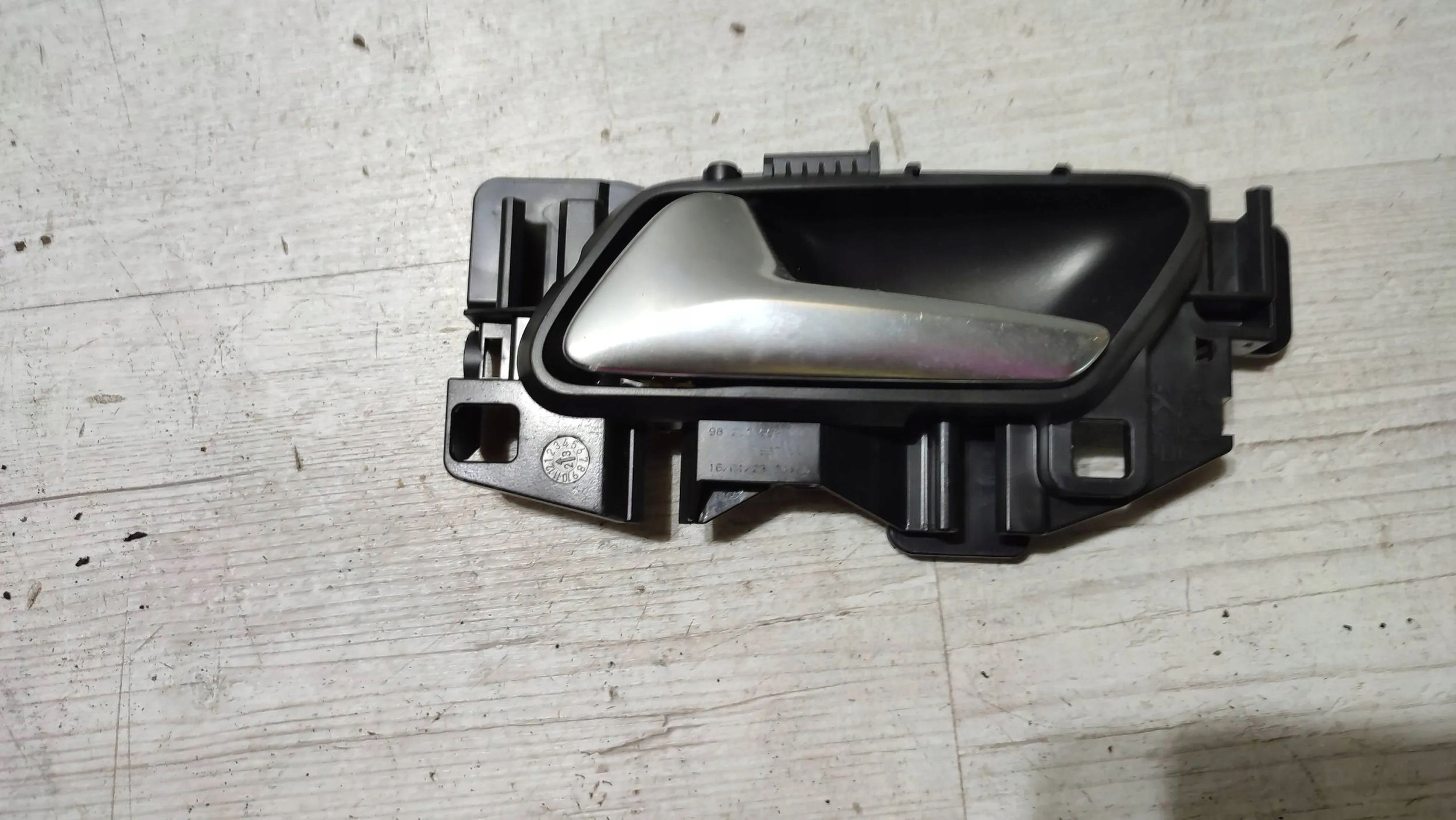 Peugeot 208 II 23r 1.2 rear part side left handle inner