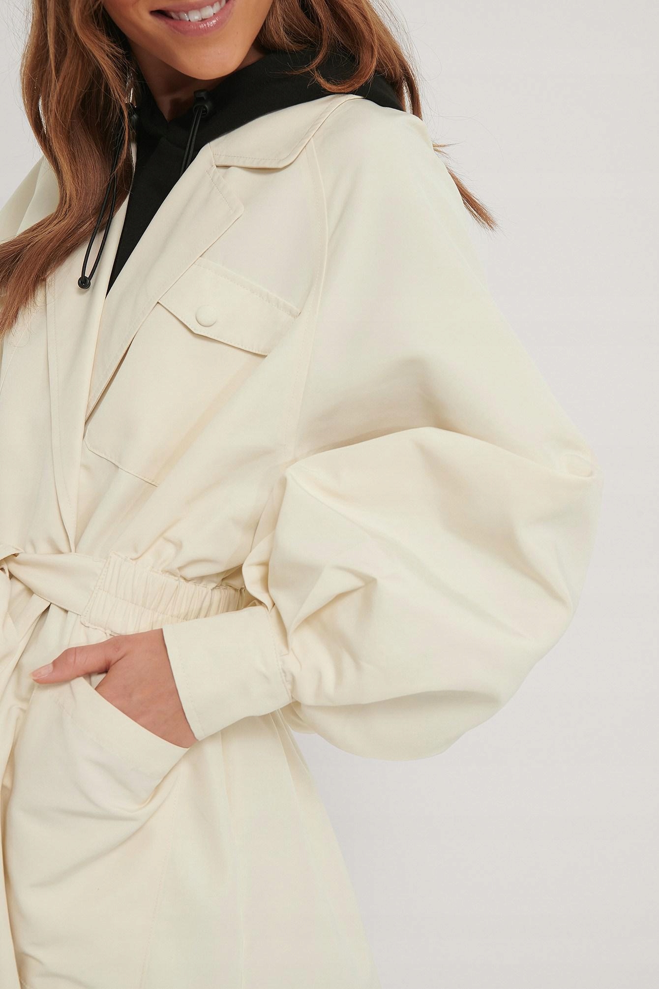 NA-KD ECRUE PŁASZCZ MIDI Z PASKIEM 36 Kolor biały