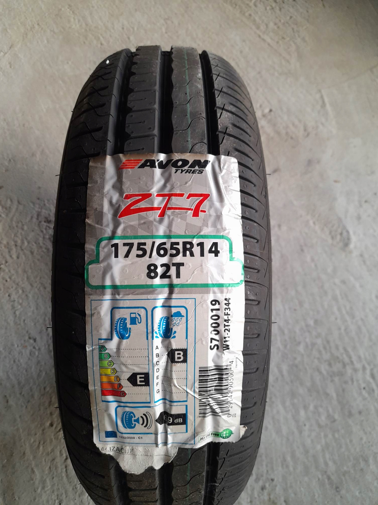 1x Avon ZT7 175/65R14 82T