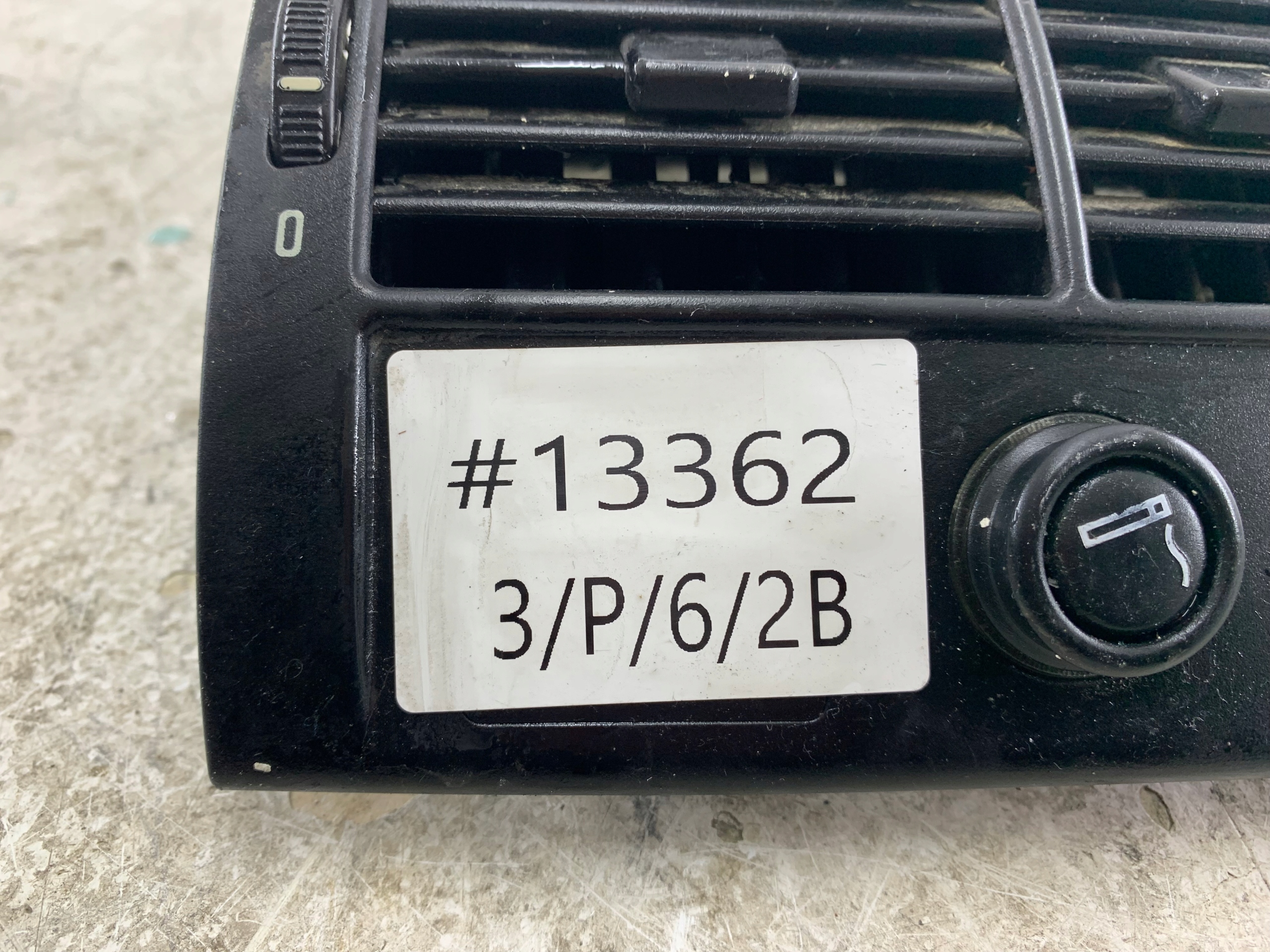 BMW E53 X5 grid air conditioning devices rear part 8409081