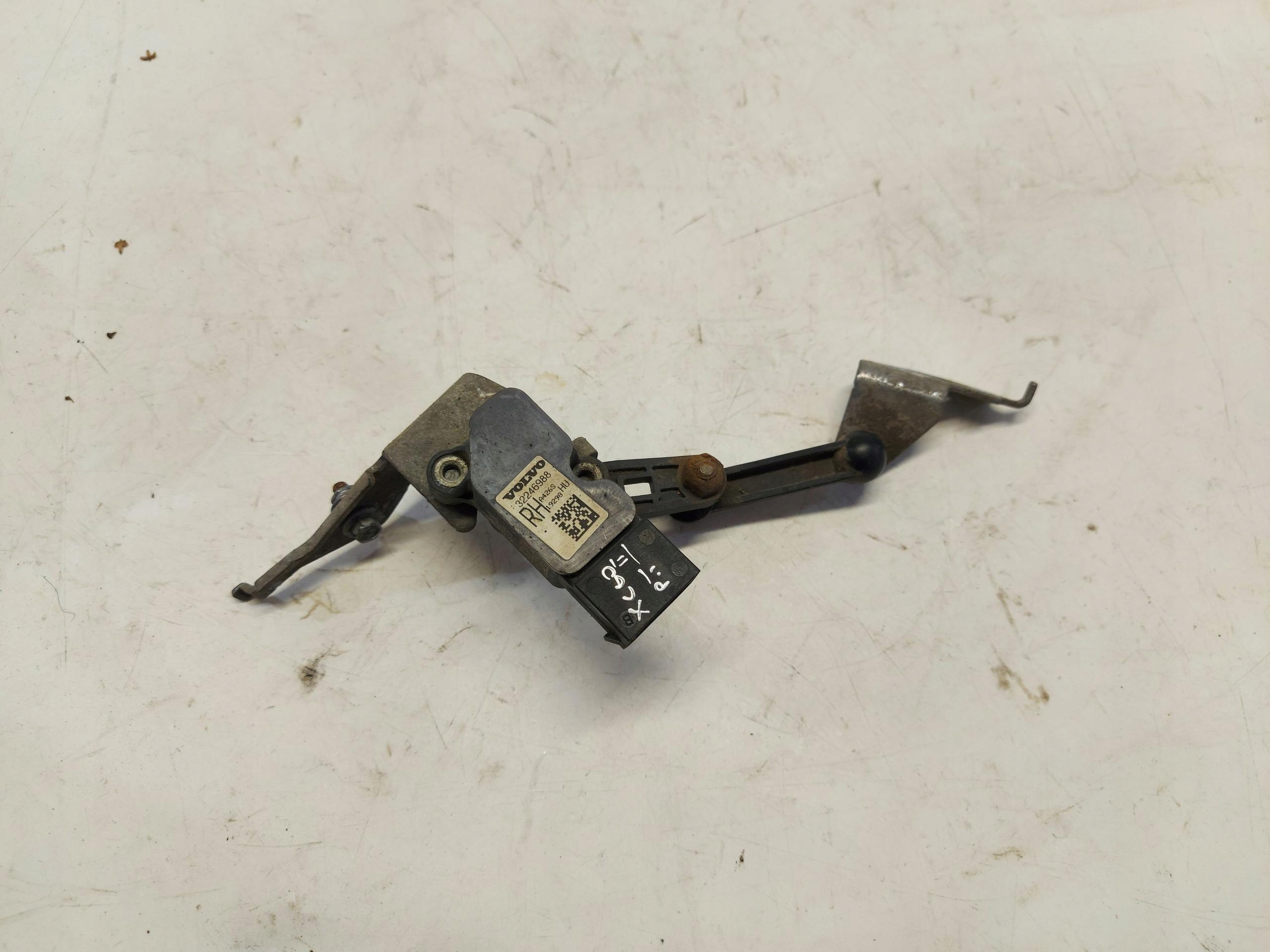 VOLVO XC60 II sensor poziomowania rear part right 32246988