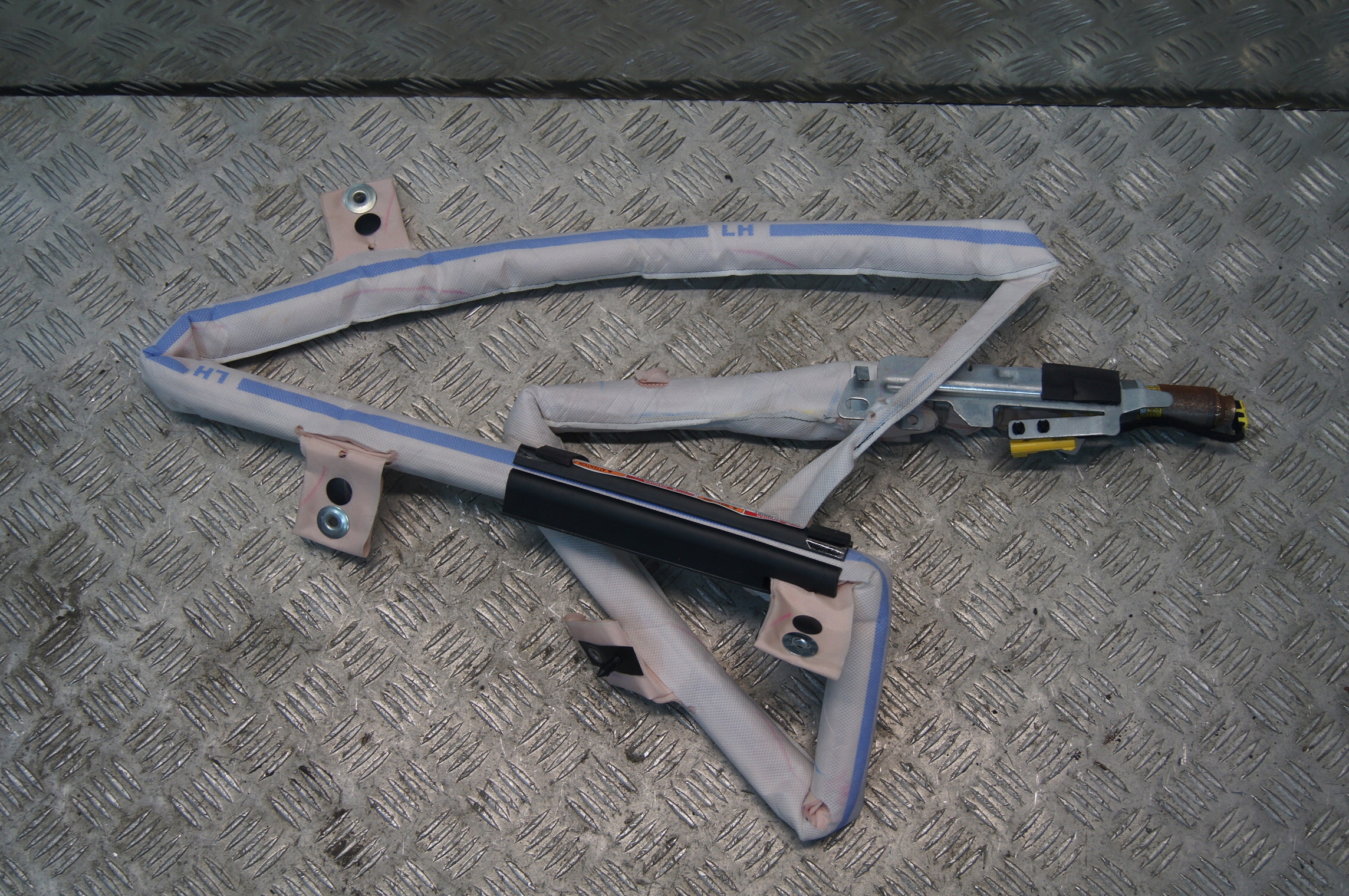 68172523AE - Dodge Challenger Lift Занавес Левый 2015+