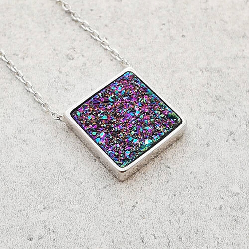 Stříbrný náhrdelník s vícebarevnou drúzou