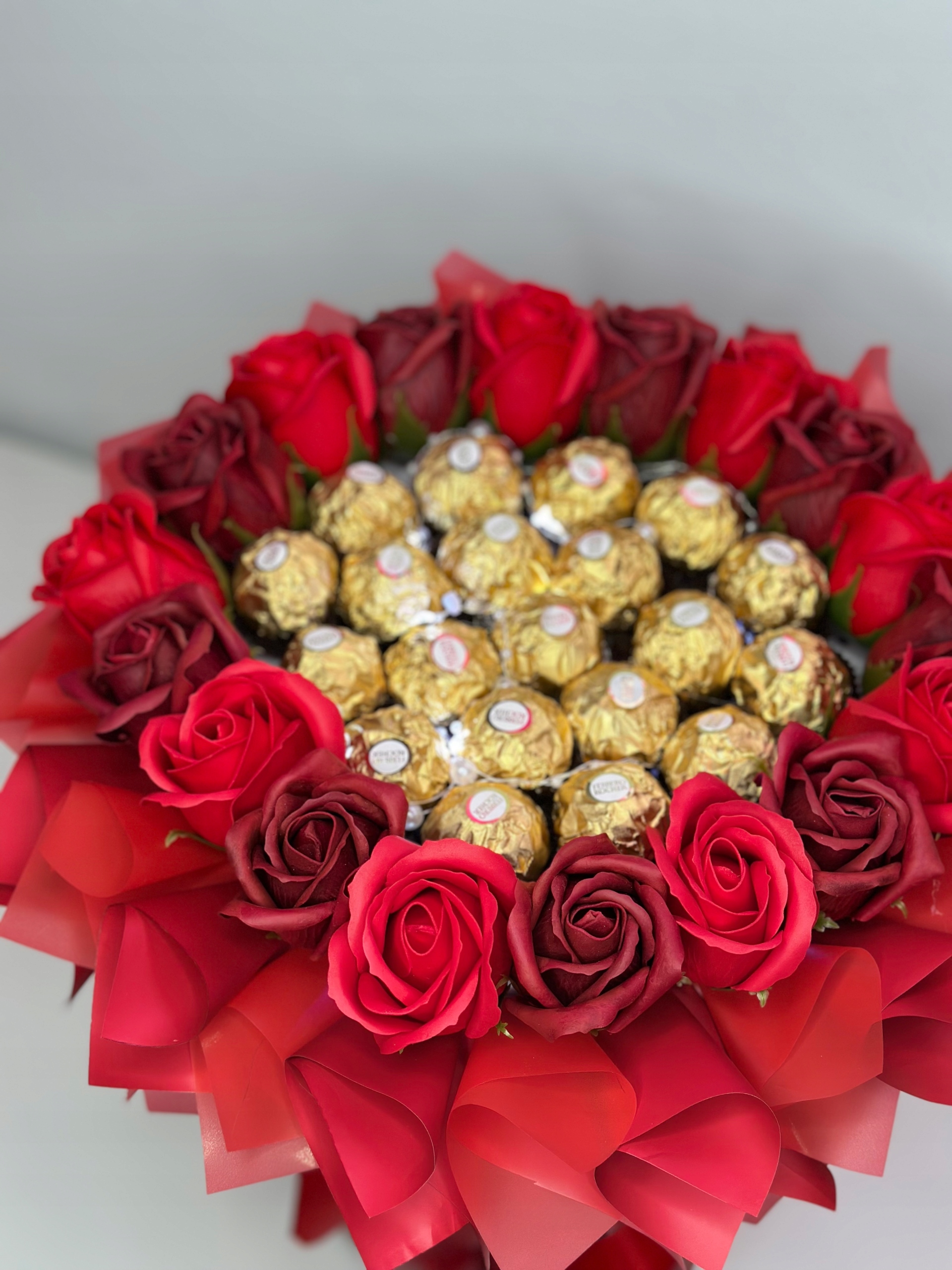 Levně Bordó-červená kytice 22 cm s Ferrero a Led světýlky