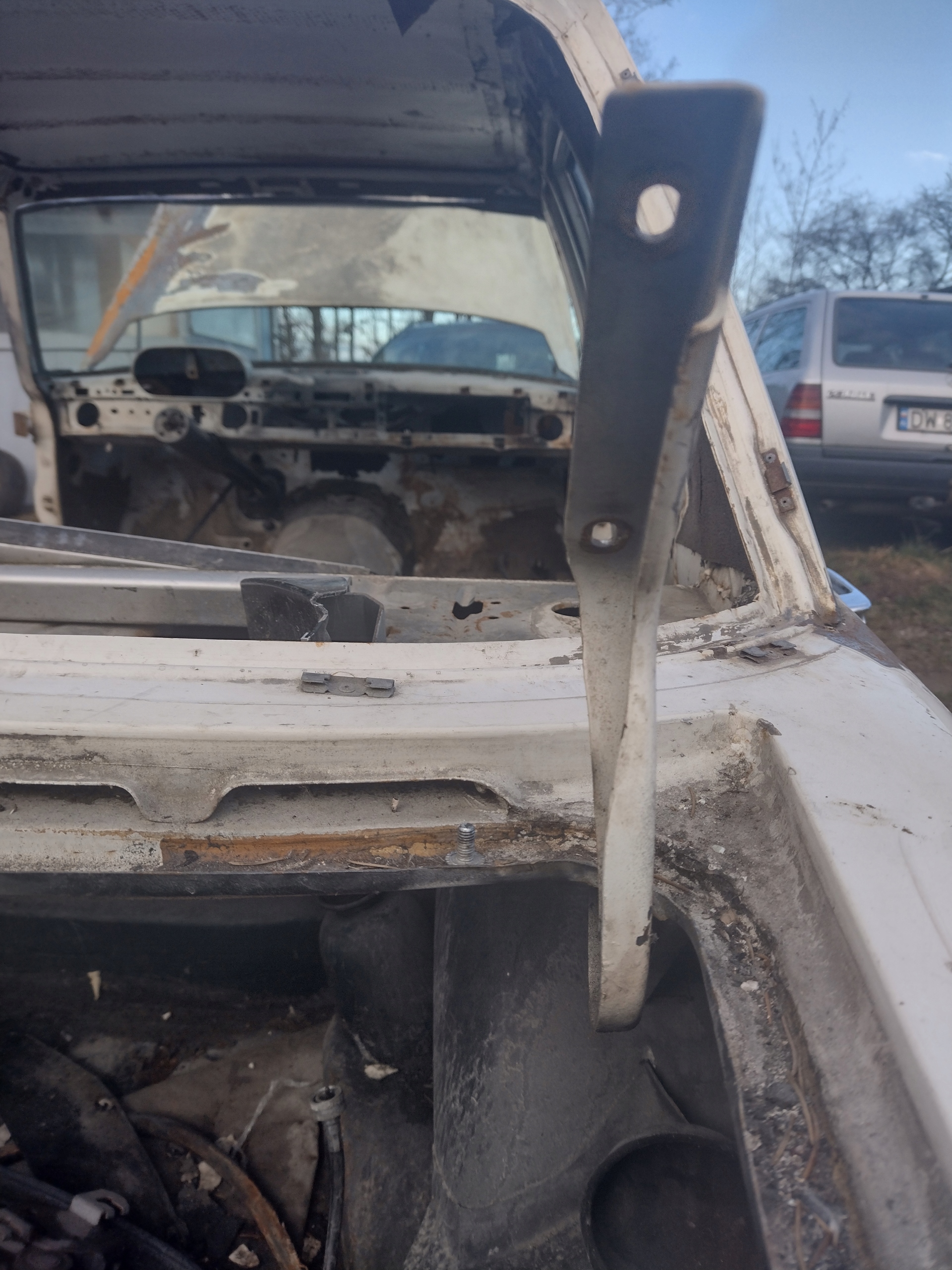 Mercedes W108 петля кришки багажника права