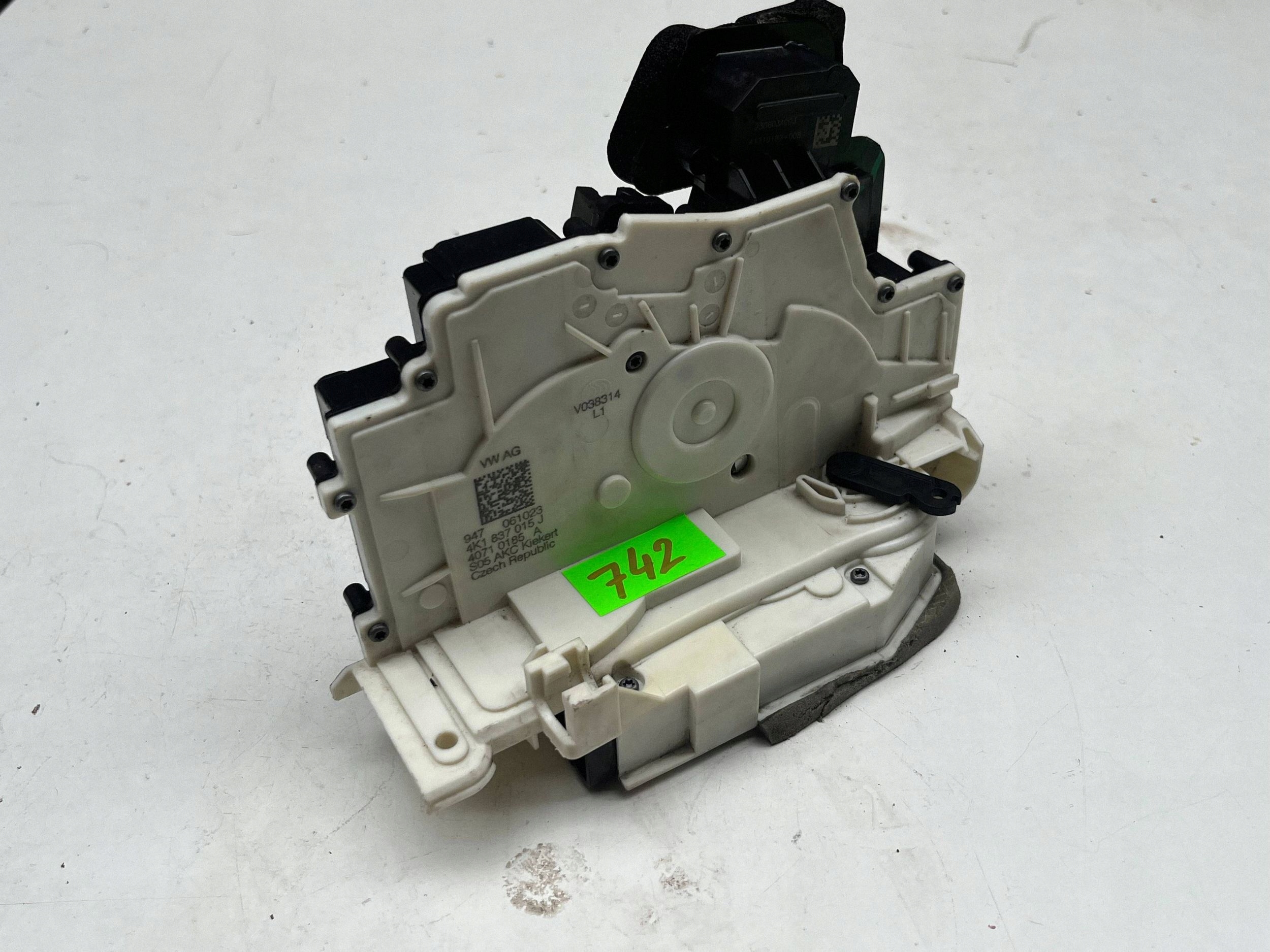 AUDI A6 C8 lock door left front 4K1837015J @M