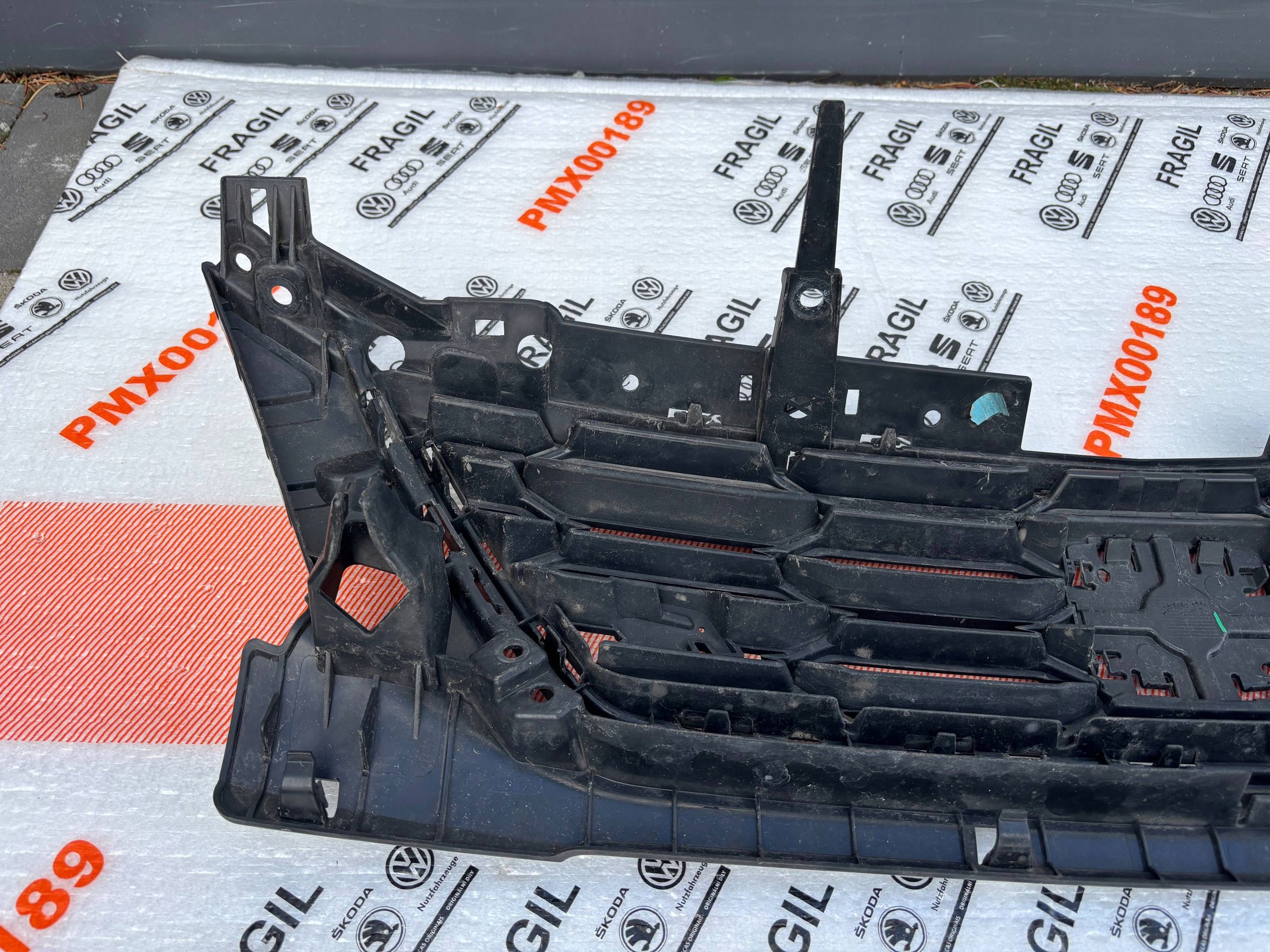 seat LEON 3 5F0853654J решетка радиатора