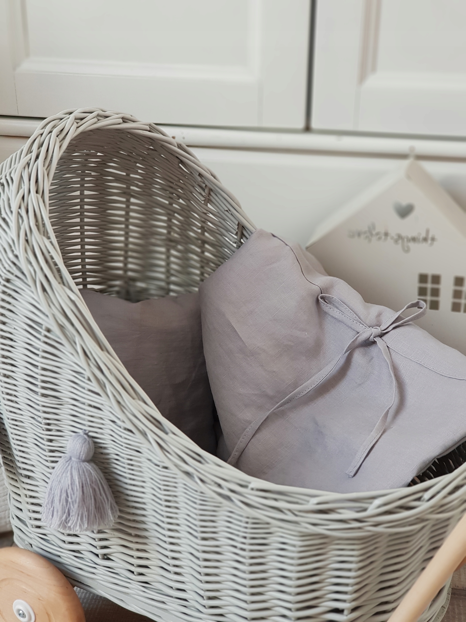 WÓZEK WIKLINOWY DLA LALEK JASNY SZARY POŚCIEL LEN Bohater brak