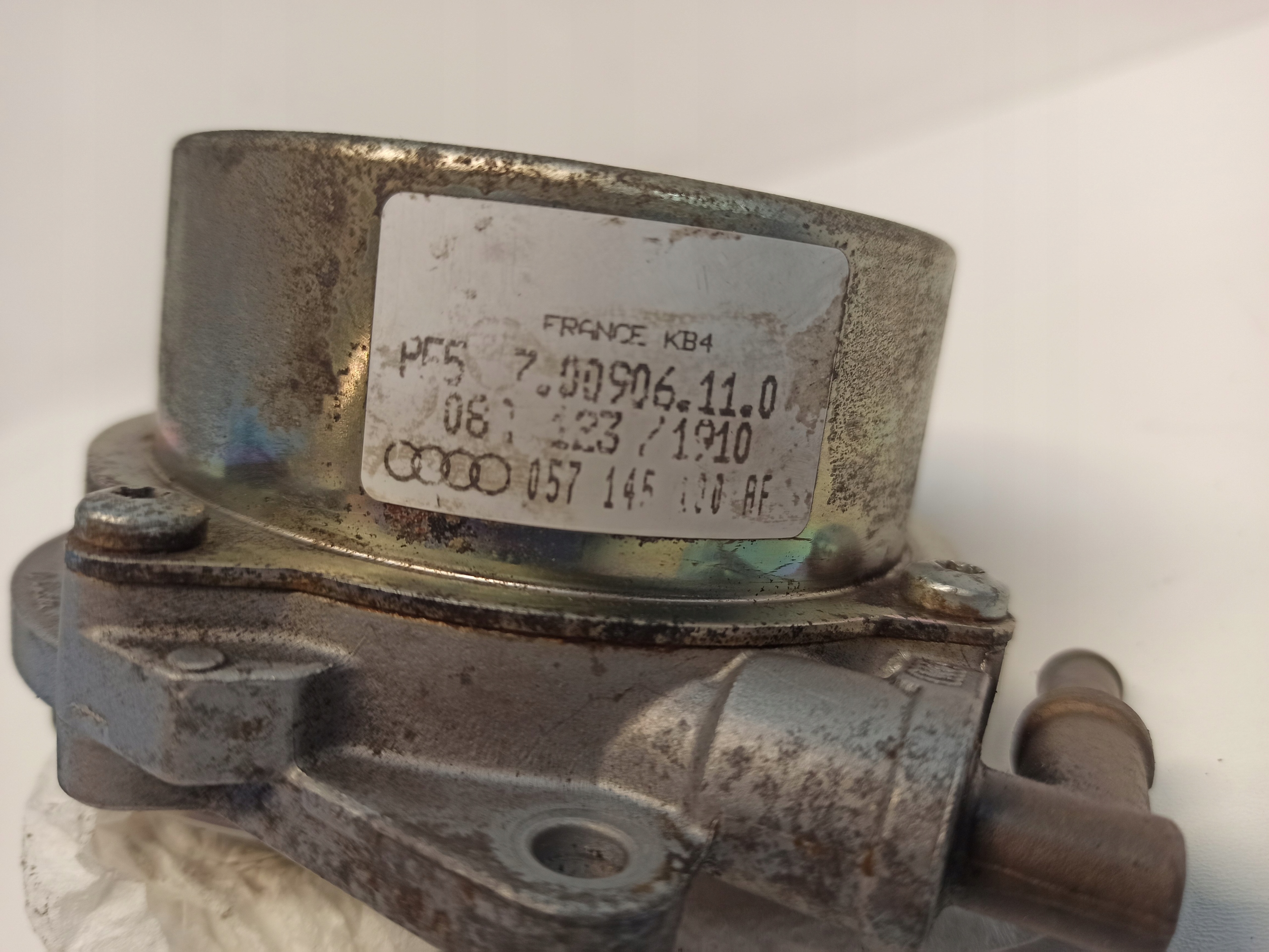 насос вакум Audi A4 B8 057145100AF