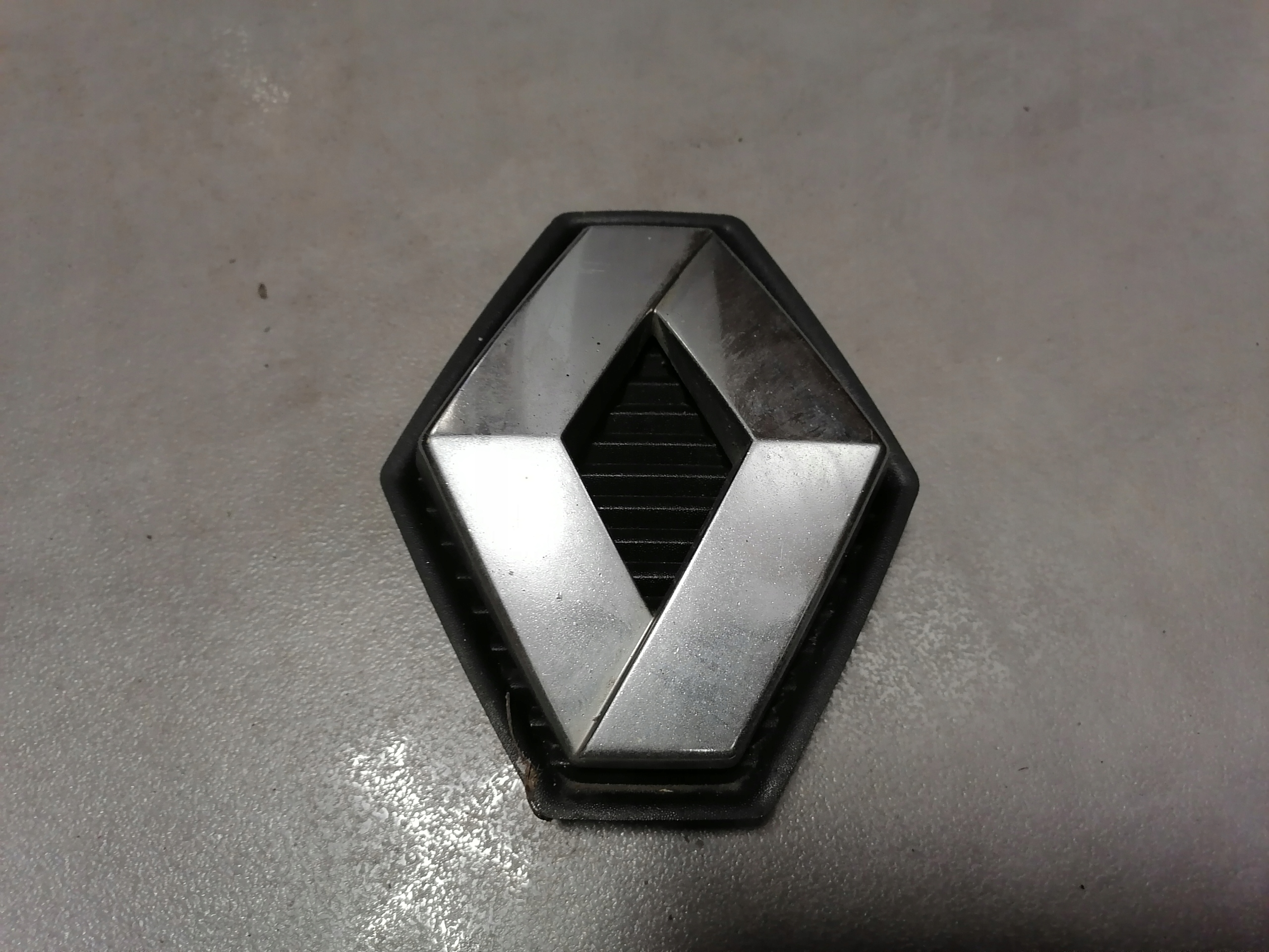 Logo EMBLEMAT RENAULT SCENIC II 8200115115