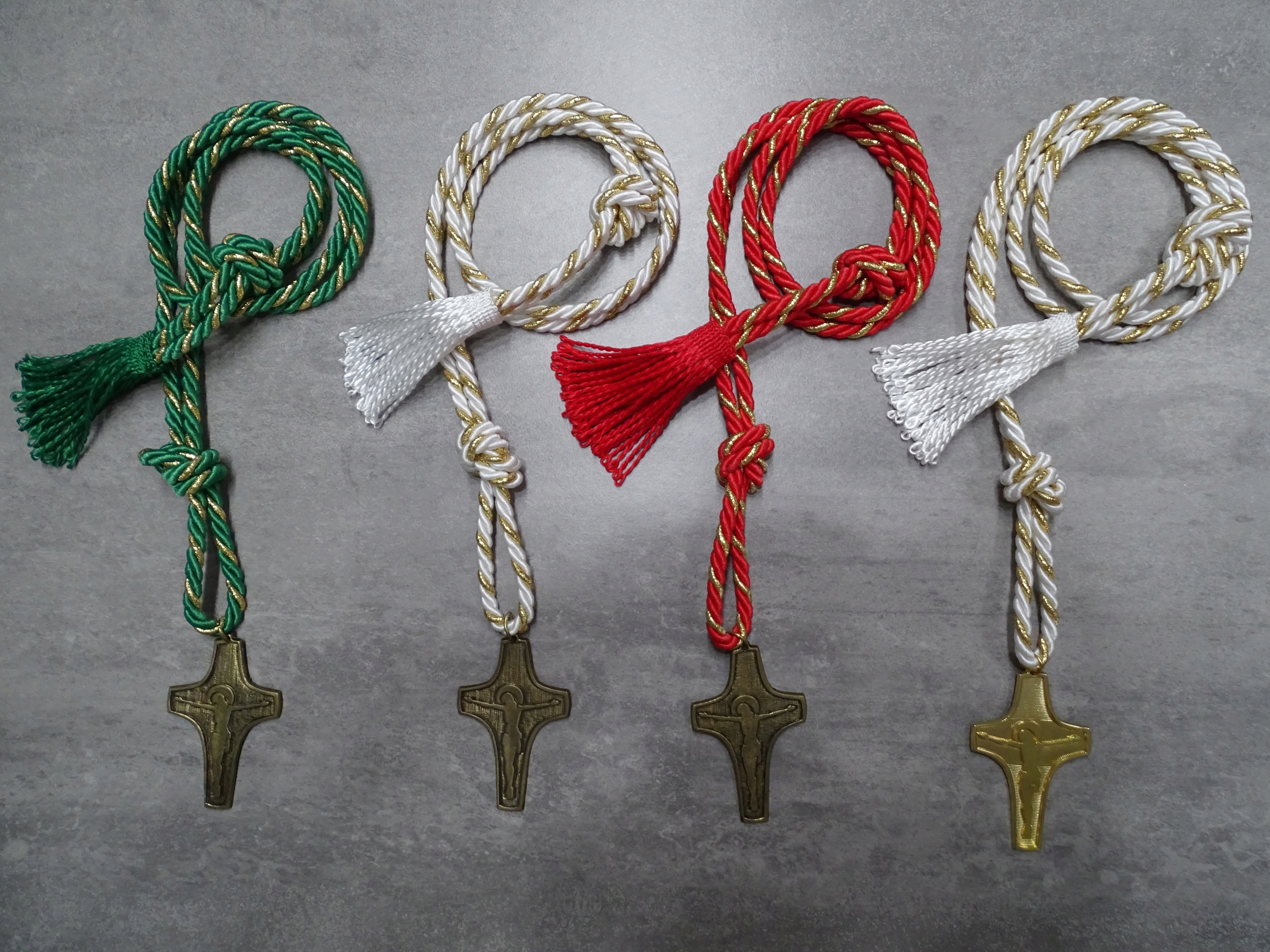 Kříž pro obřadníka s provazem