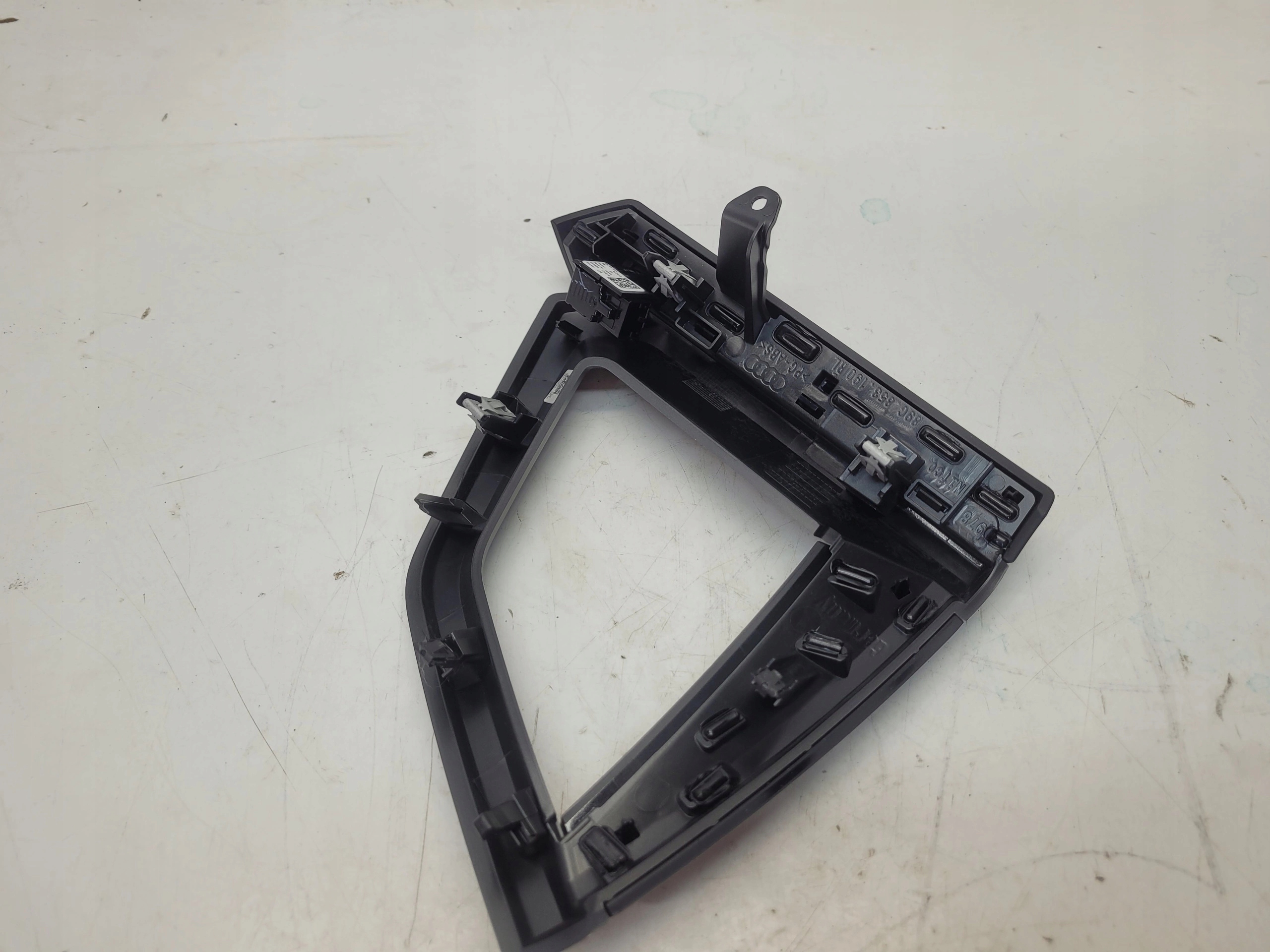 frame KRATKI air conditioning devices PRAWEJ AUDI Q4 E-TRON 89C853190A