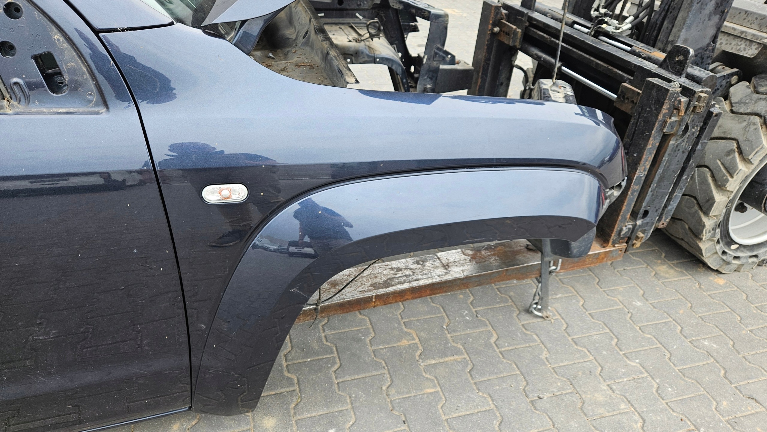 fender right front front VOLKSWAGEN AMAROK 2H pre facelift colour LT5U
