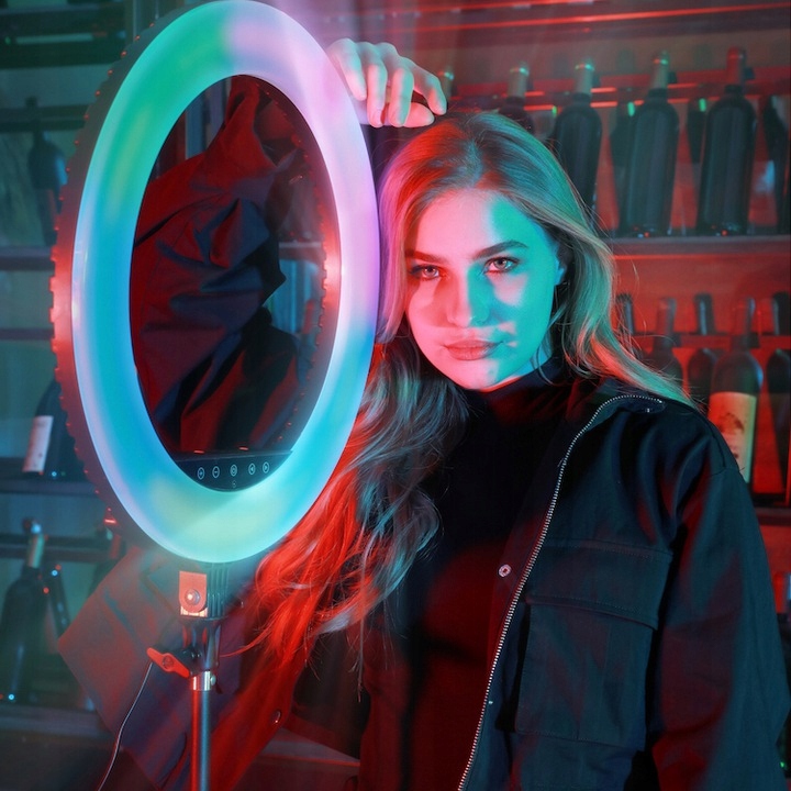 LAMPA PIERŚCIENIOWA RING LED ZE STATYWEM RGB DUŻA Cechy dodatkowe na statywie / statyw w komplecie regulacja natężenia światła regulacja temperatury barwowej