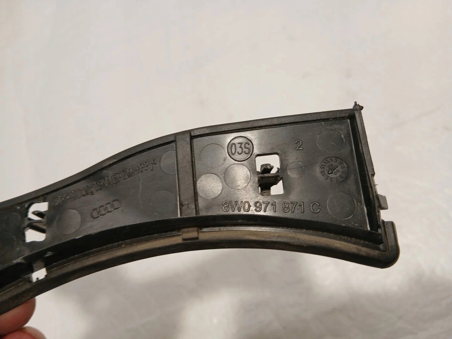 AUDI A4 B9 LIFT ODPLYW under the window 8W0971871C
