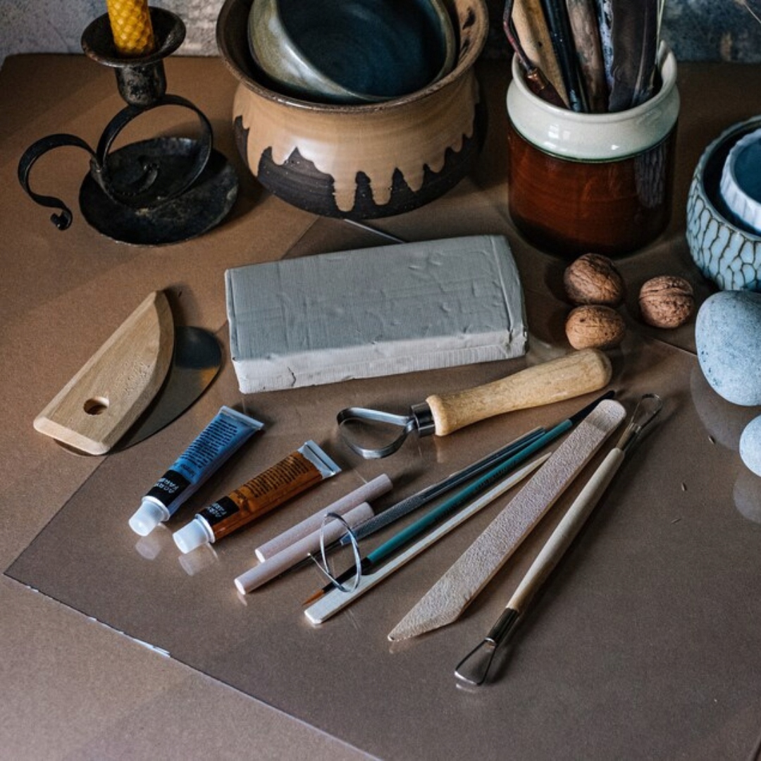 Startovací sada pro domácí hrnčířství suchý jíl a sada nářadí