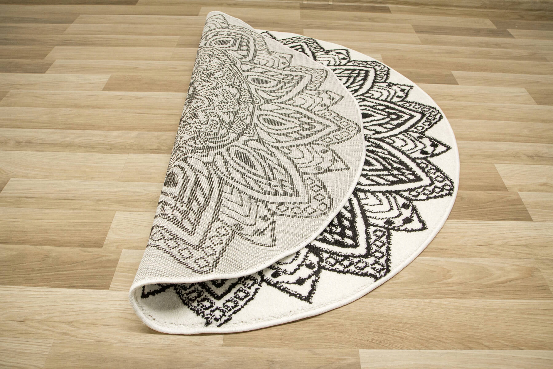 DYWAN OKRĄGŁY BIAŁY CZARNY MANDALA ROZETA DO POKOJU BOHO LIMA śr. 160 cm Informacje dodatkowe certyfikat bezpieczeństwa Oekotex