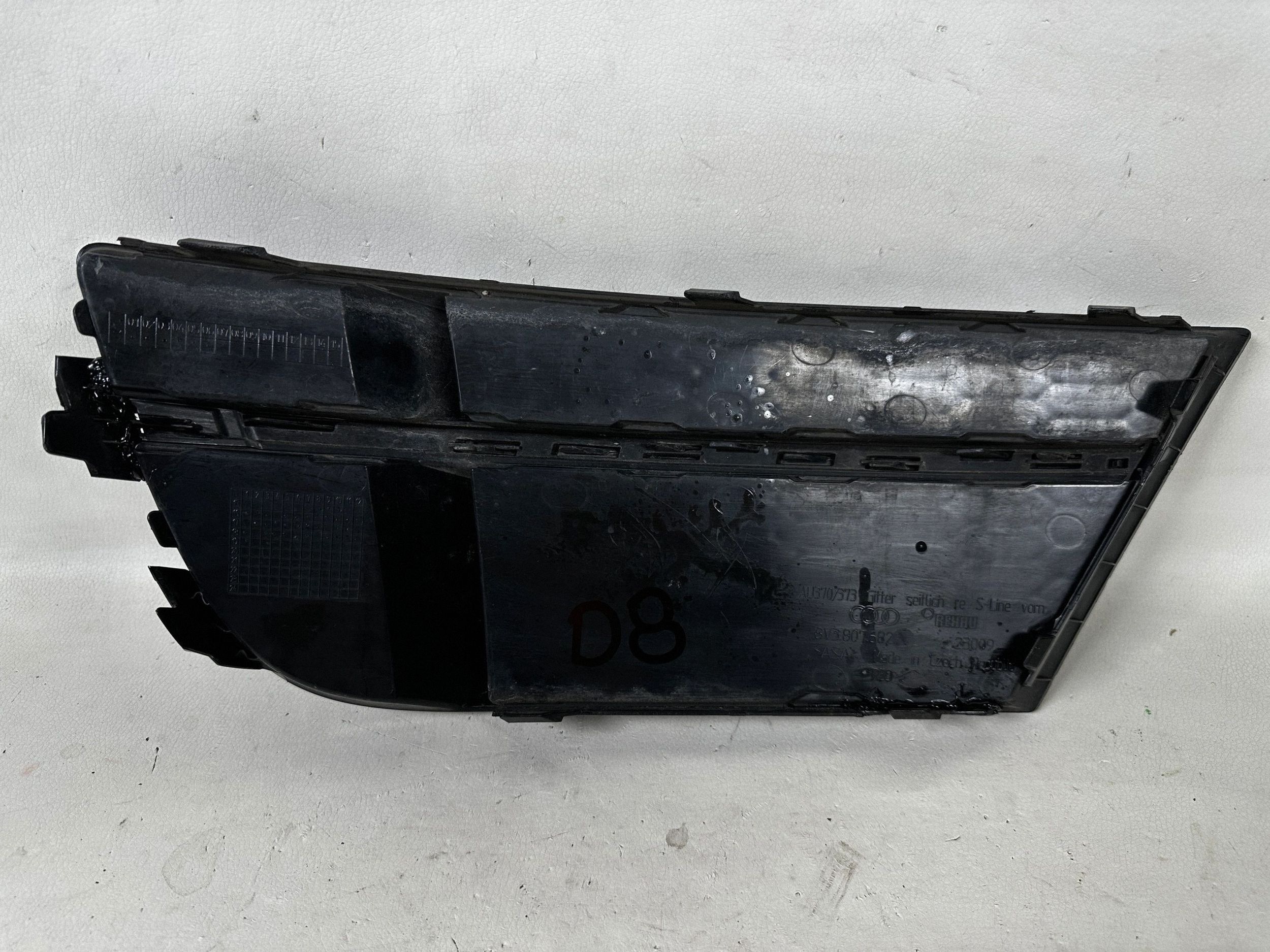 Audi A3 8V grid of a bumper front 8V3807682N