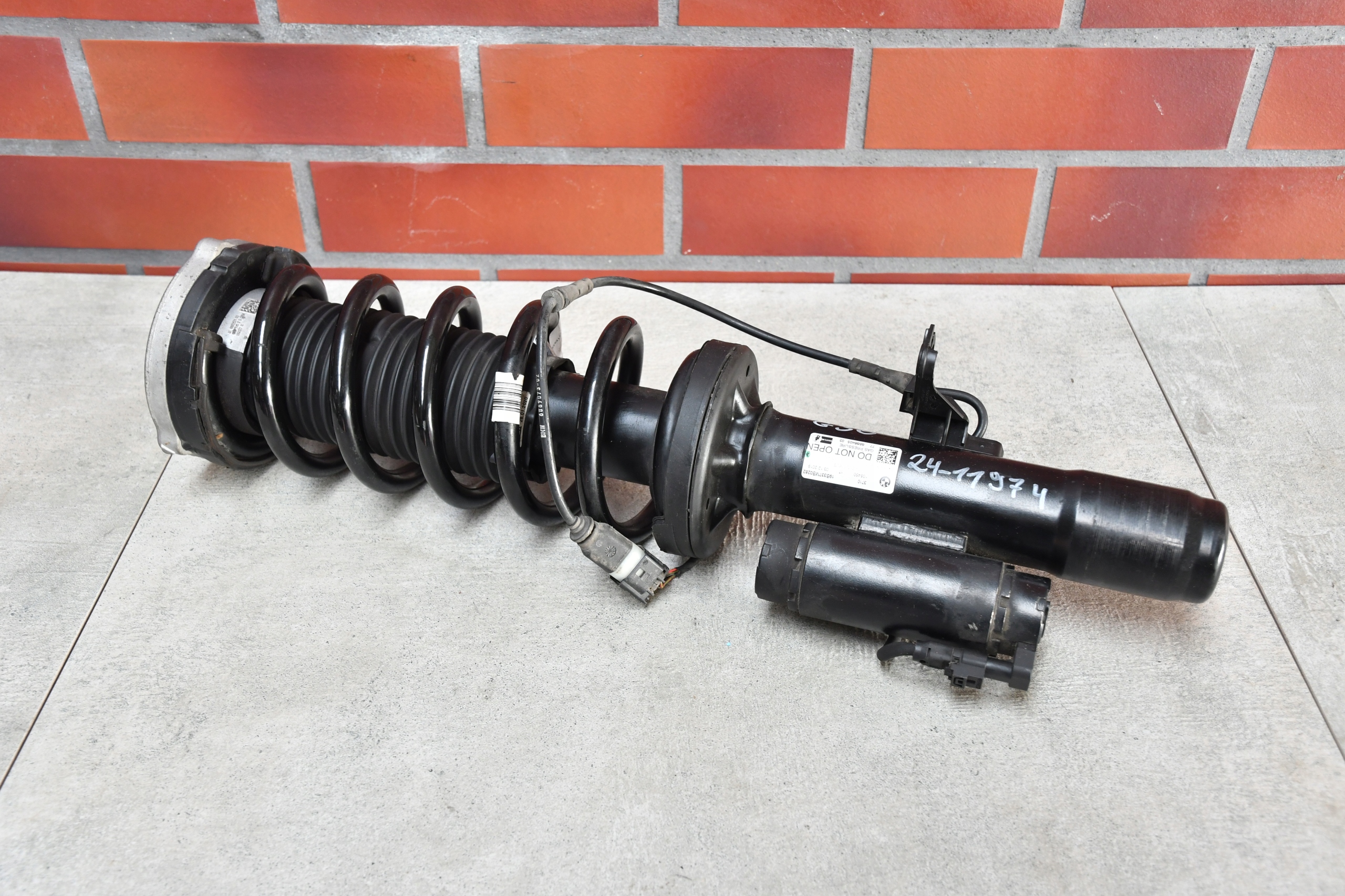 shock absorber left front BMW 5 G30 530e 530eX 6866405