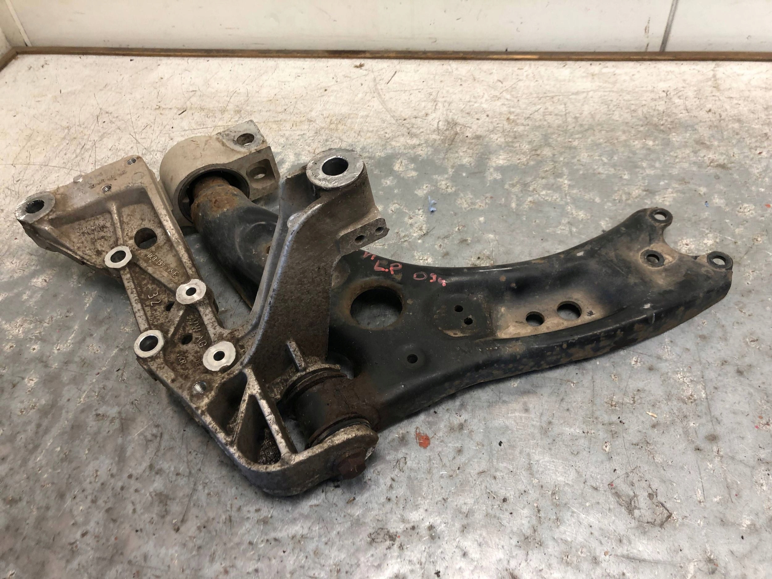 arm left front VW GOLF VI 1K0199295E 1K0199231J