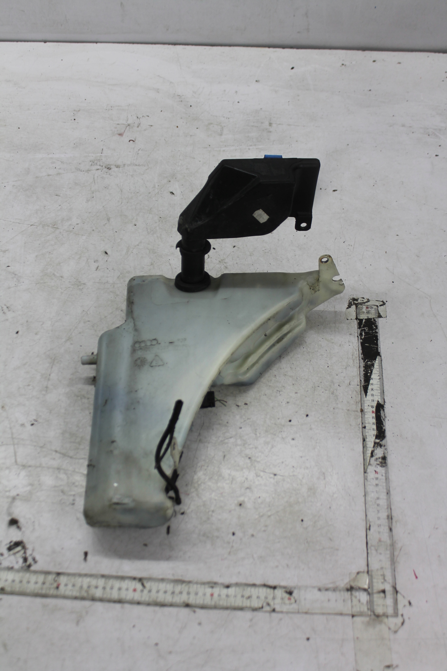 washer fluid tank 8T0955453B A4 B8 07-15