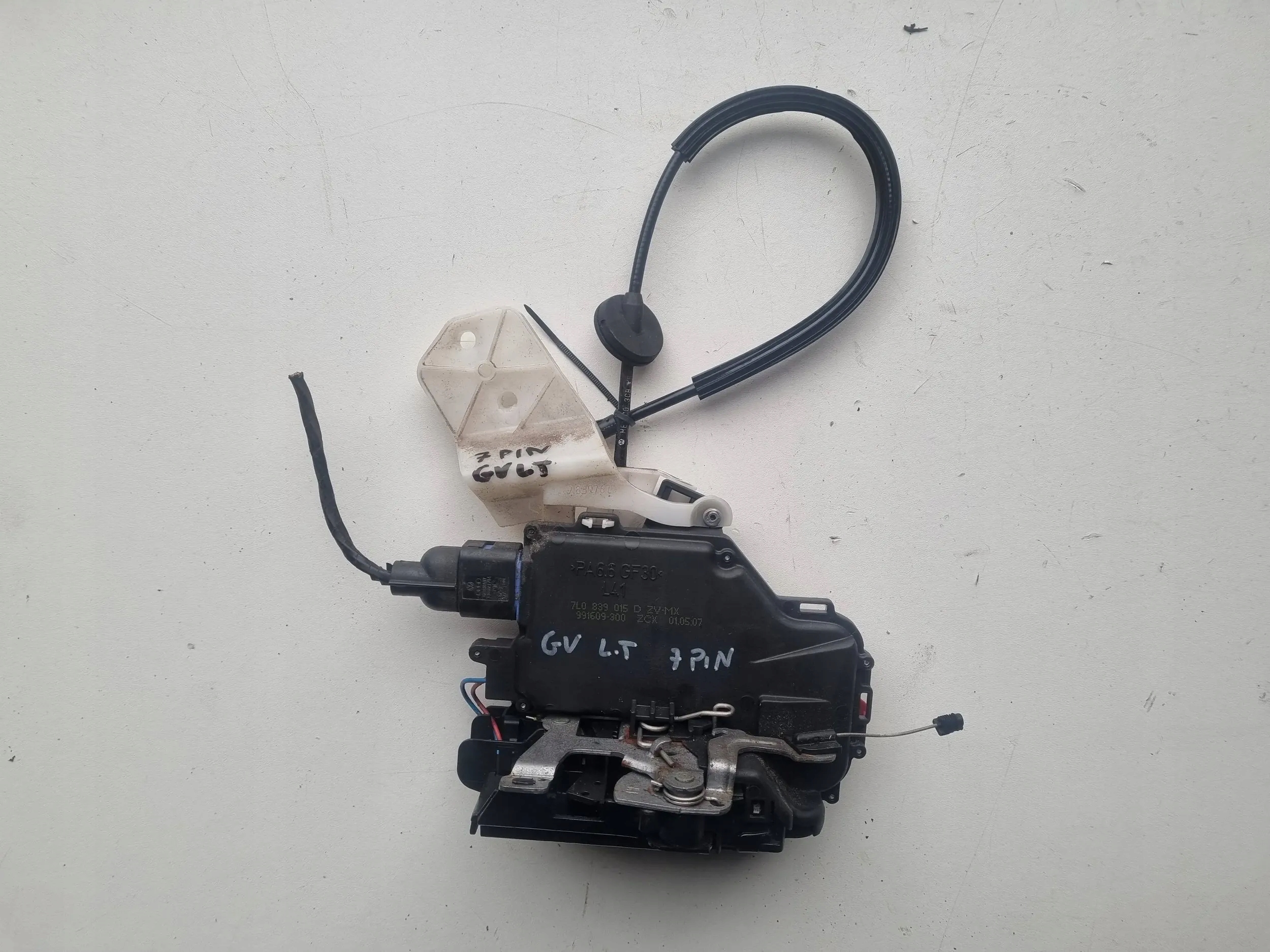 Volkswagen Golf V ZAMEK DRZWI LEWY TYŁ 7L0839015D 7 PIN