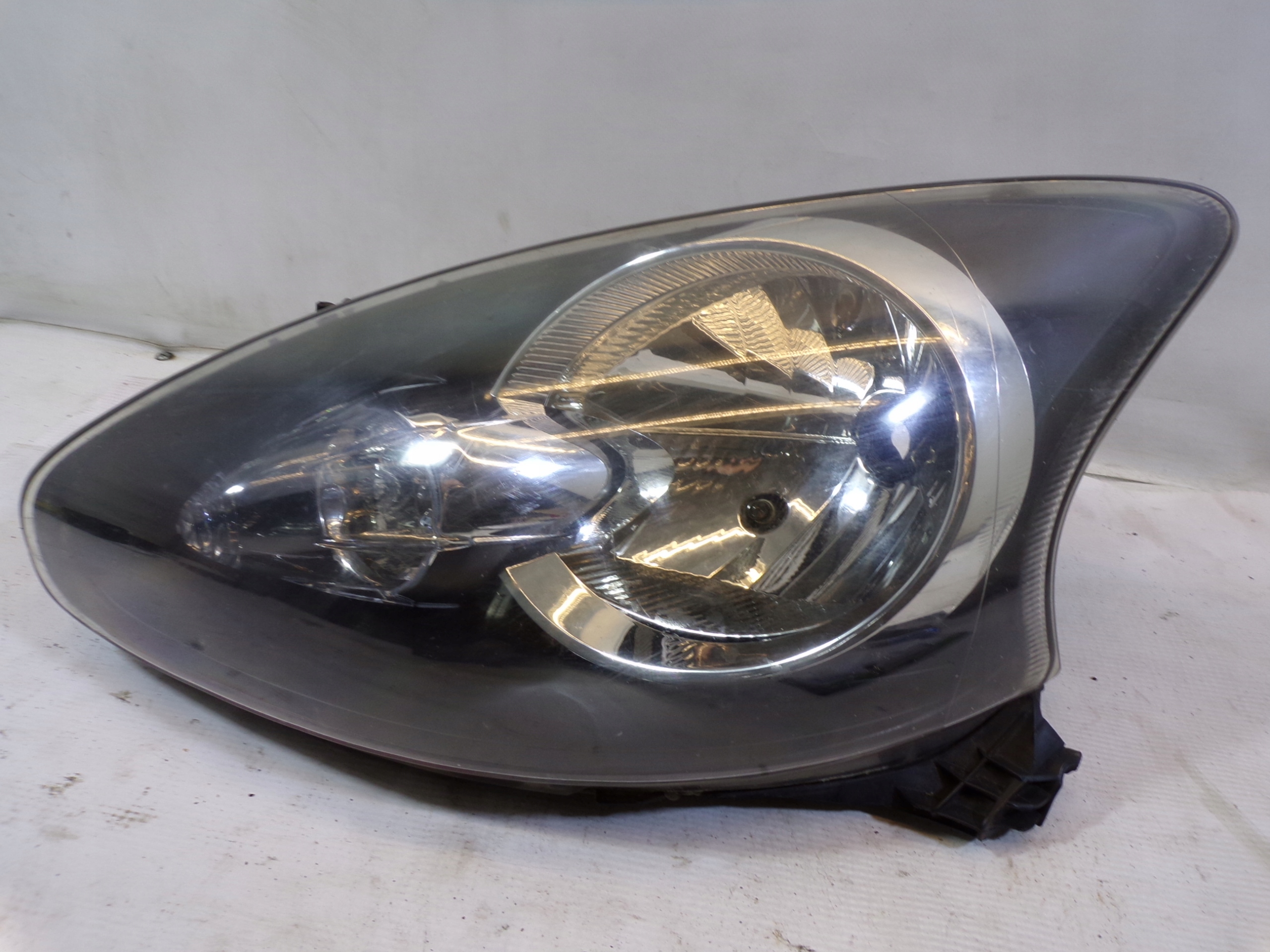 light front front left TOYOTA AYGO 1 and OPIS