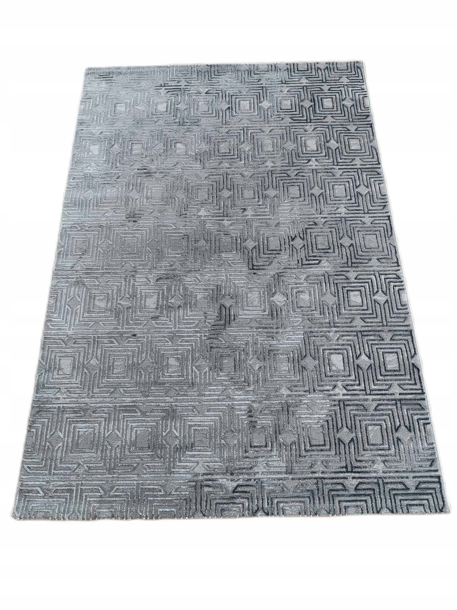 Koberec o rozměrech 140 x 200 cm s krátkými měkkými štětinami, šedá barva