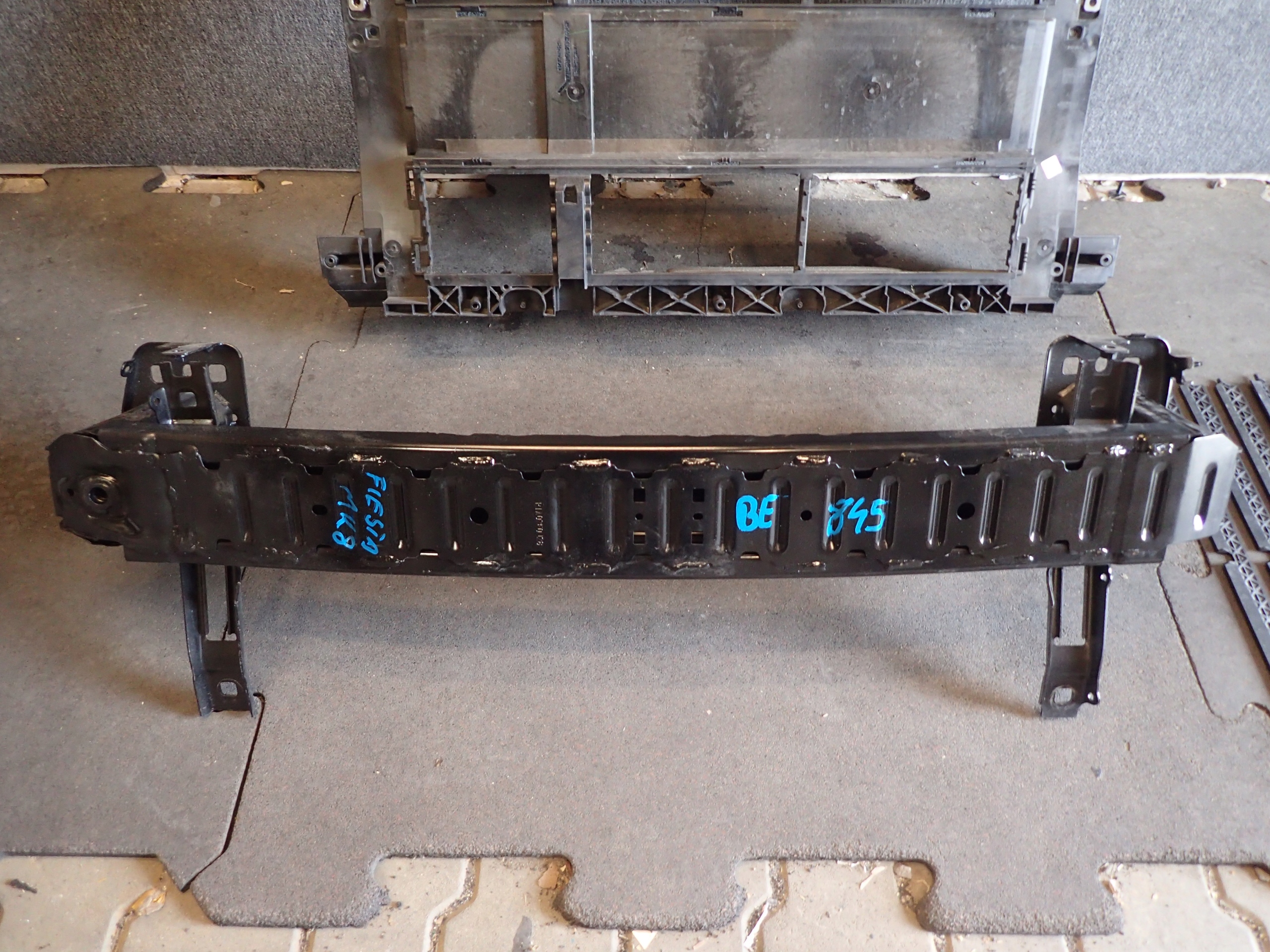 PAS PRZEDNI BELKA ŻALUZJA PRZÓD FORD FIESTA MK8 ST Producent części Ford OE