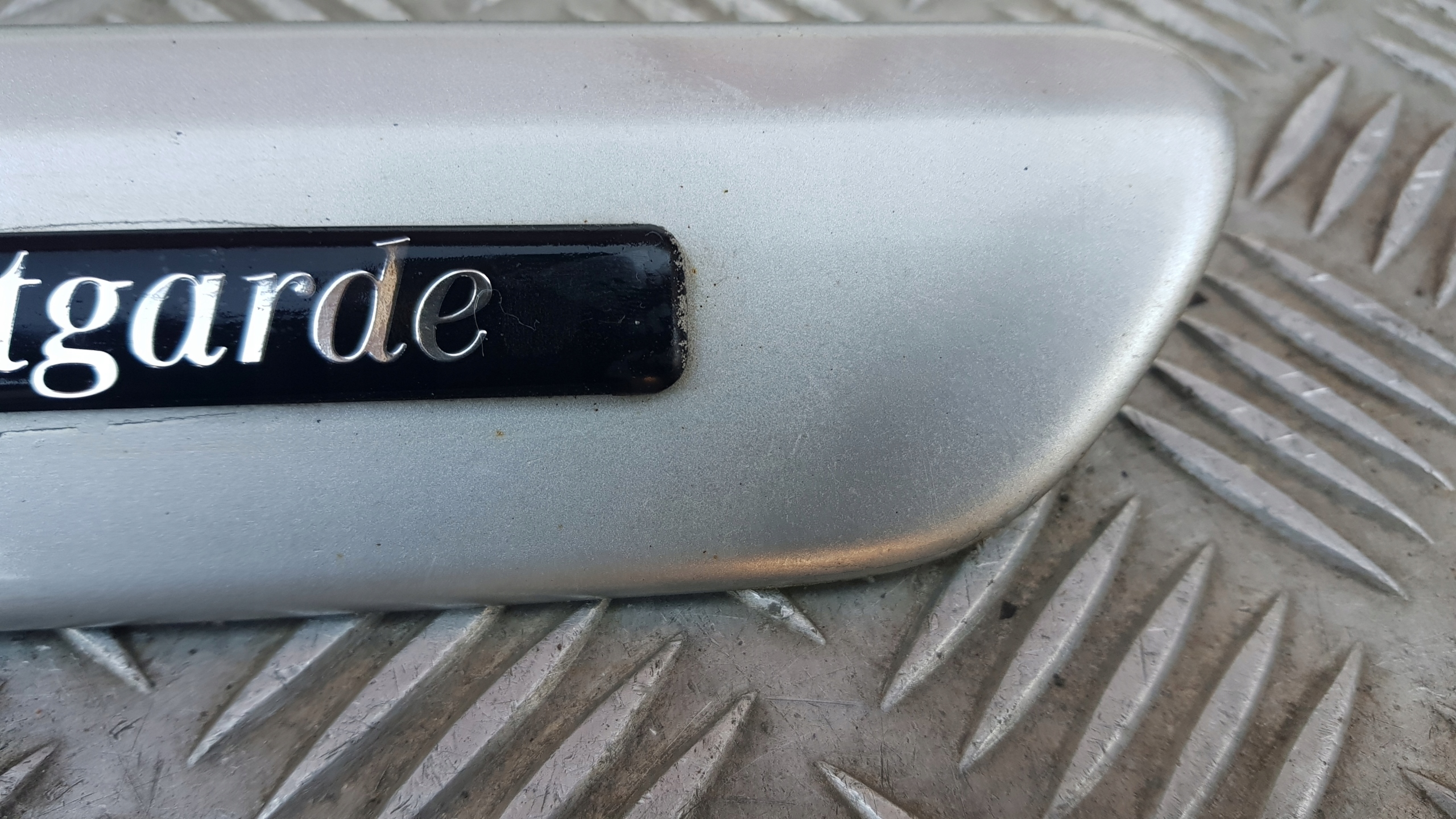 MERCEDES W208 AVANTGARDE Leiste Schutzleiste des Kotflügels links oder rechts