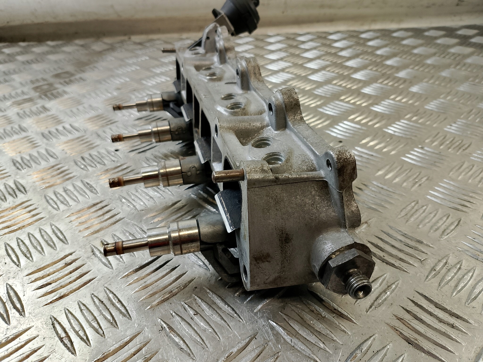 Saugrohr Unterteil + Einspritzdüse VW GOLF V 5 1.6 B 03C 133 204 AA