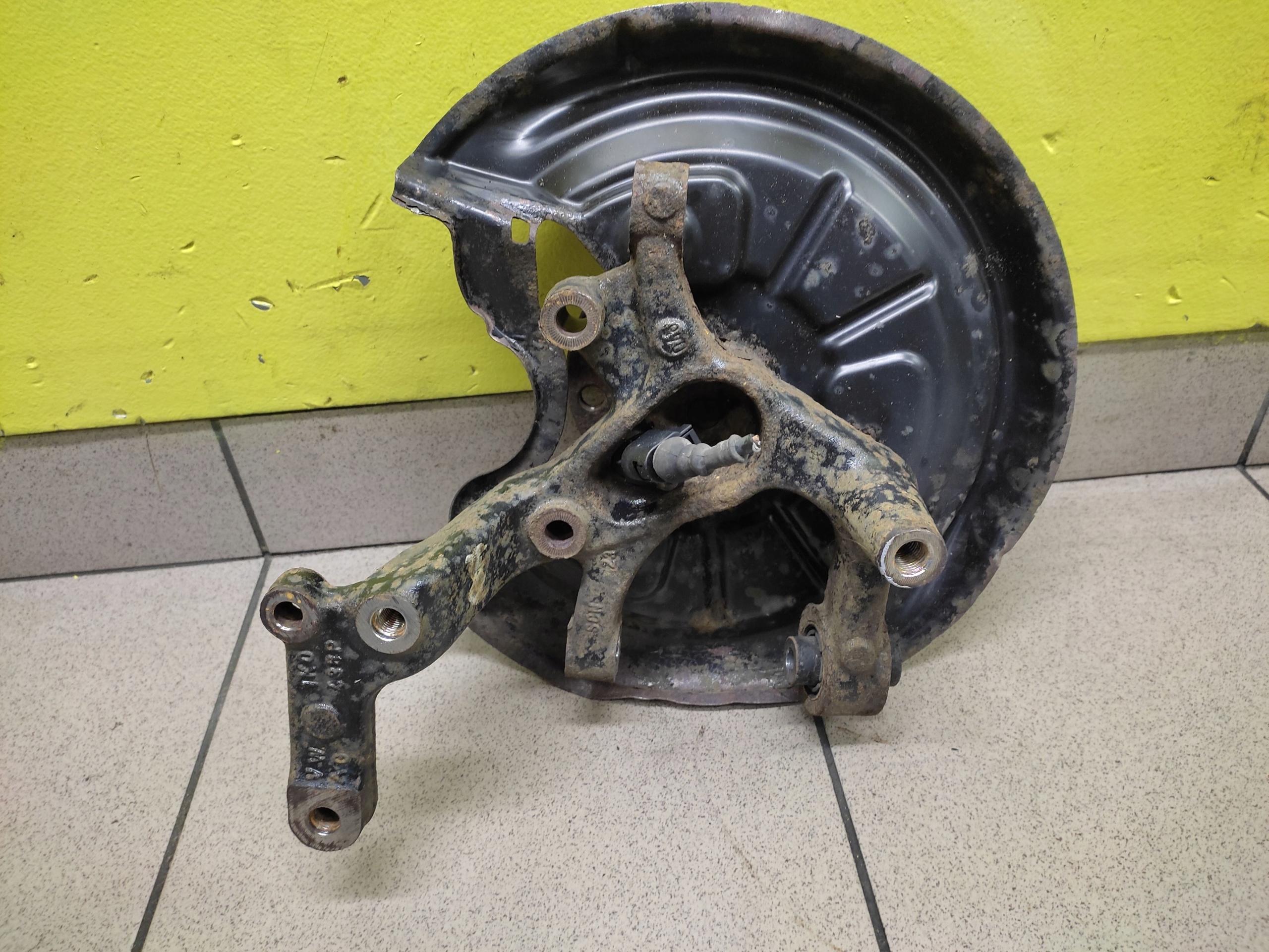 VW TOURAN 1.6 FSI Mozzo FUSELLO perno mozzo Destra posteriore