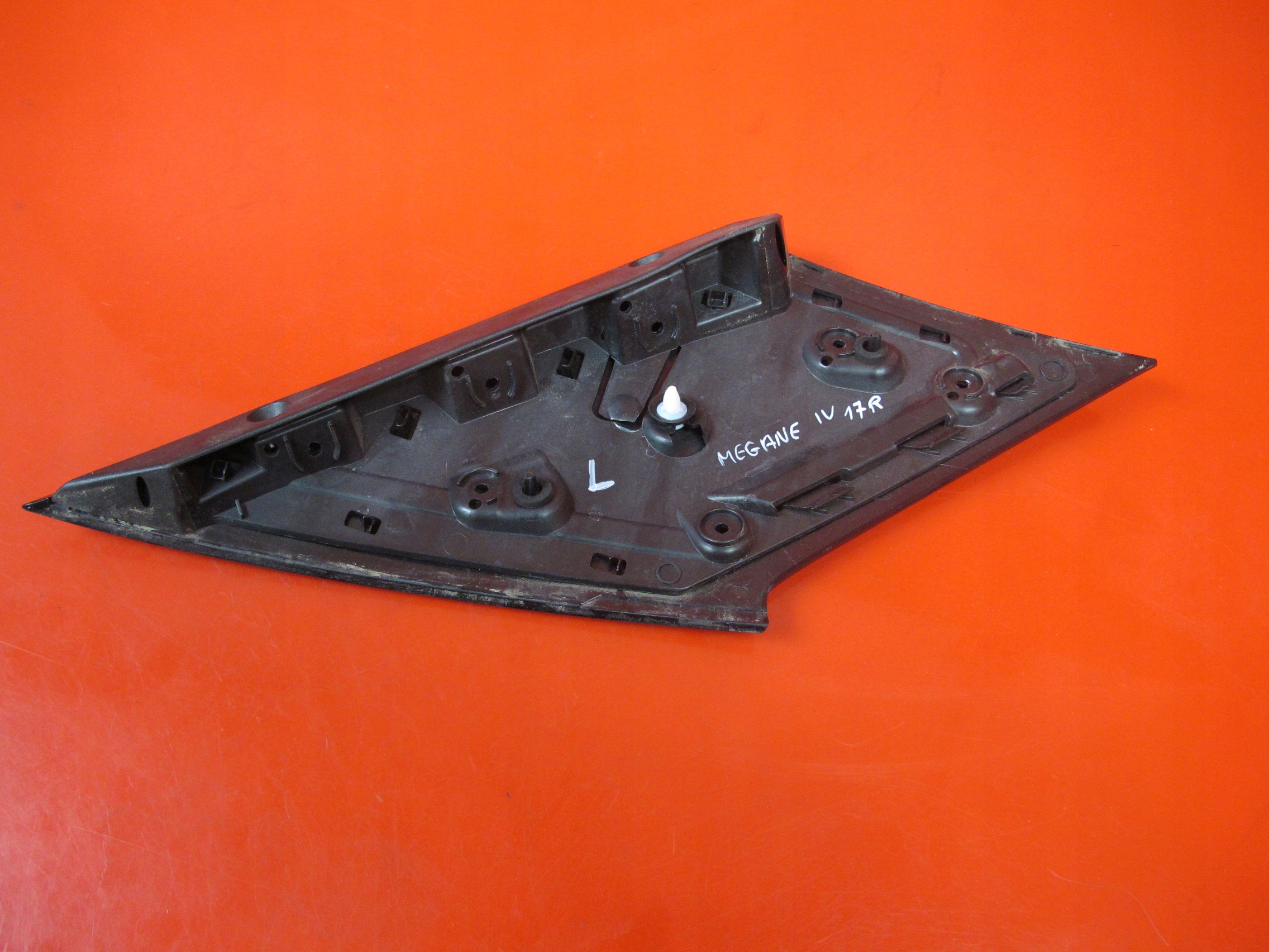 RENAULT MEGANE IV 4 KOMBI decorative trim left rear part