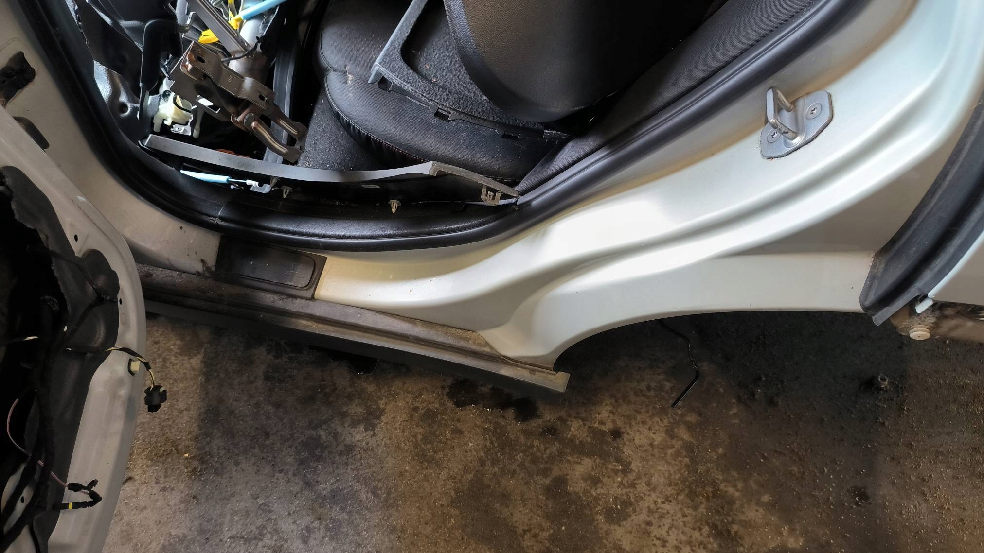 threshold left WHITE SILVER METALLIC MINI CLUBMAN COOPER F54