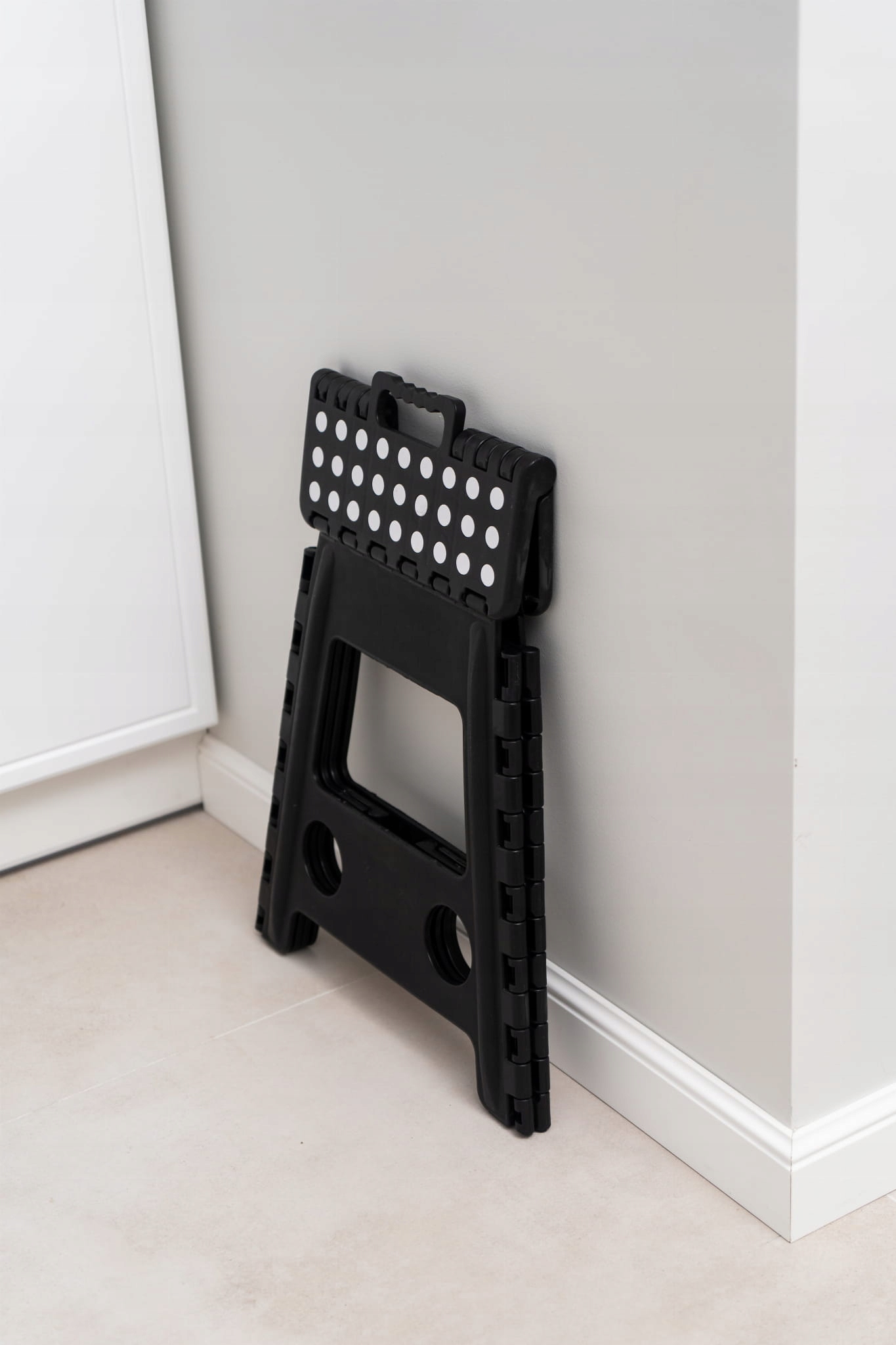 Taboret składany stołek podnóżek antypoślizgowy czarny Easyform 40cm 150kg Kolor mebla czarny