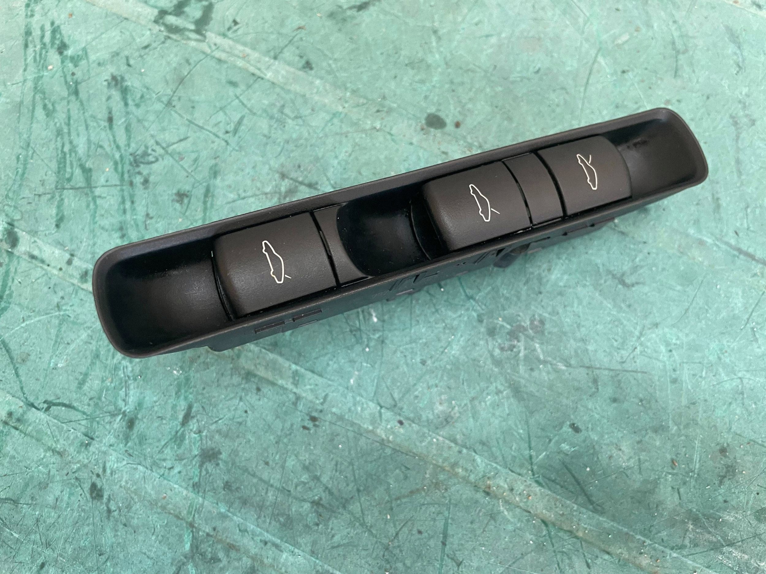 Bouton pour l’ouverture du capot PORSCHE 997 99761310701 @M