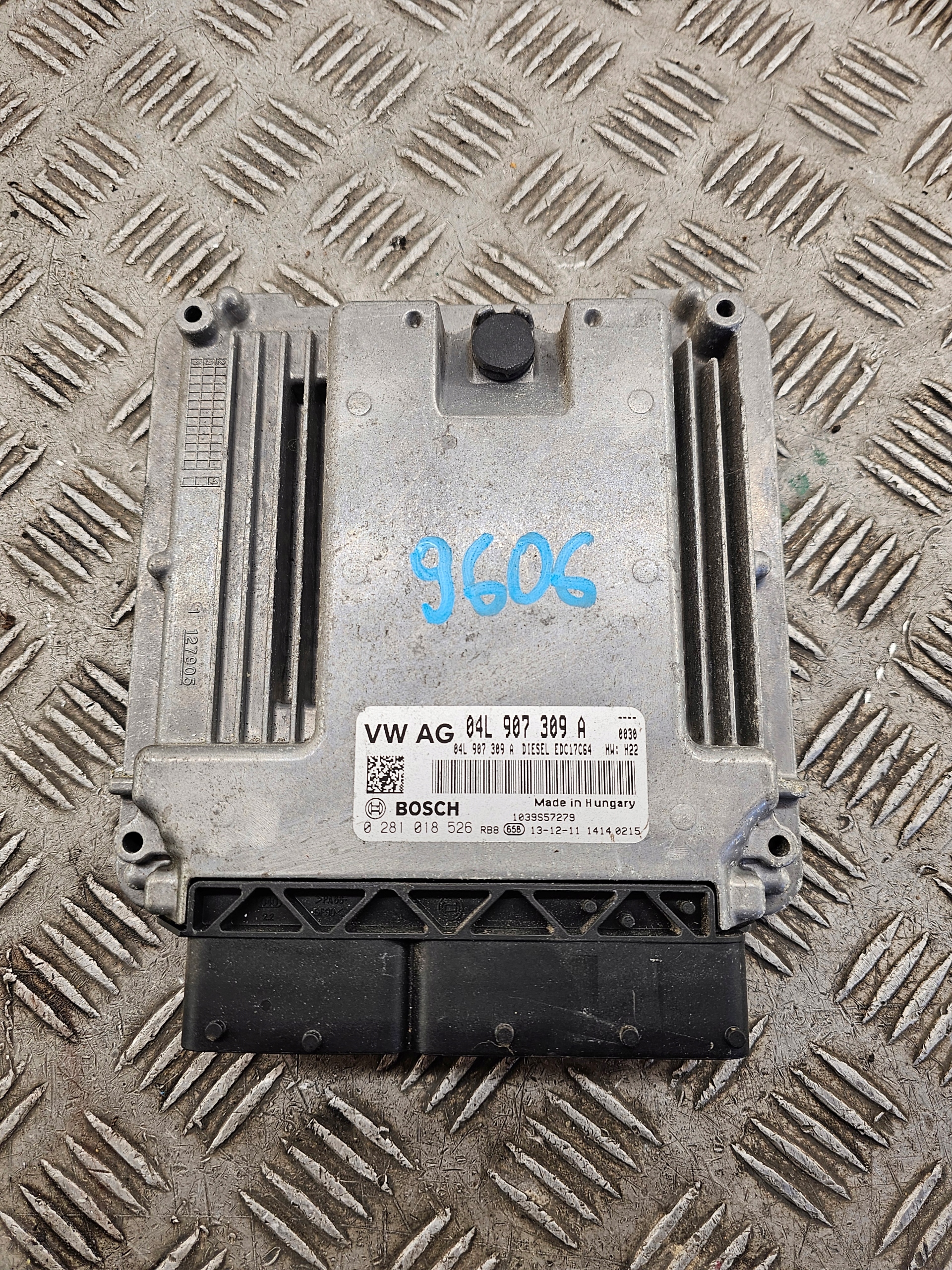 computer control unit of the engine 04L907309A 0281018526