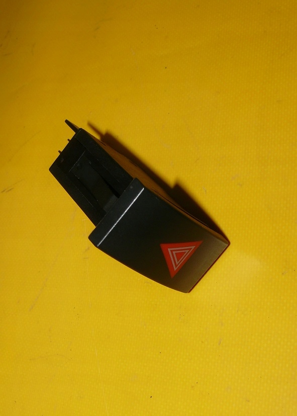 3U0953235E - ВЫКЛЮЧАТЕЛЬ АВАРИЙНОГО ОСВЕЩЕНИЯ SKODA SUPERB И 8 КОНТАКТОВ