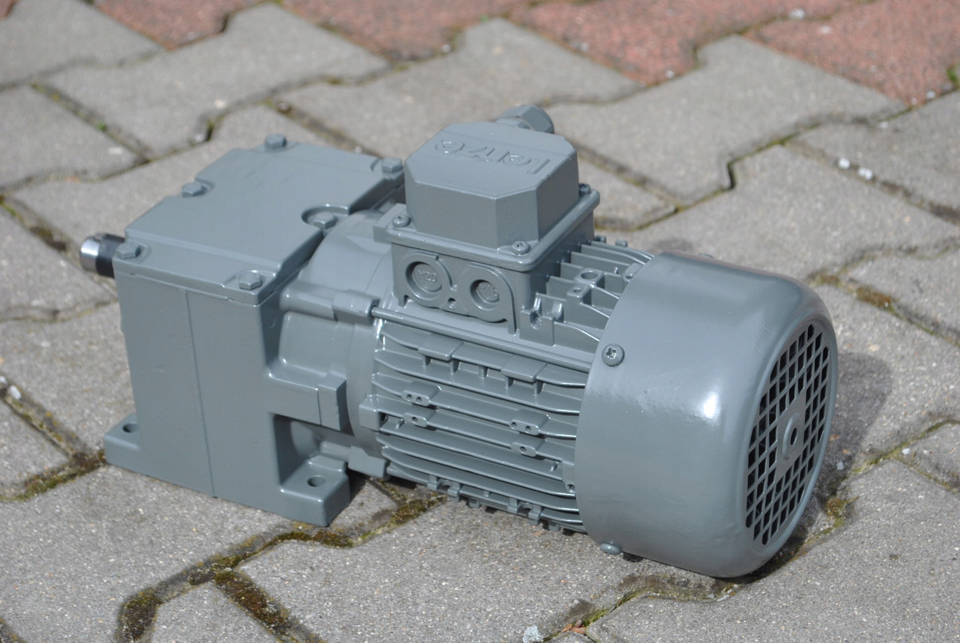 Motoreduktor 0.37kw. 240obr./min.. Firmy LENZE. Kod producenta 15915081