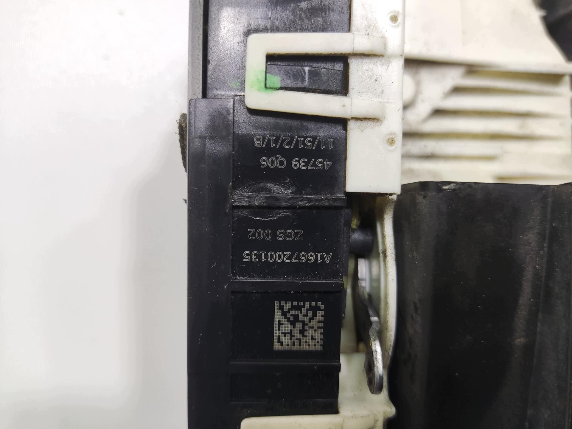 lock door left front 4 PIN MERCEDES B-KLASA W246 2011-2014 A1667200135