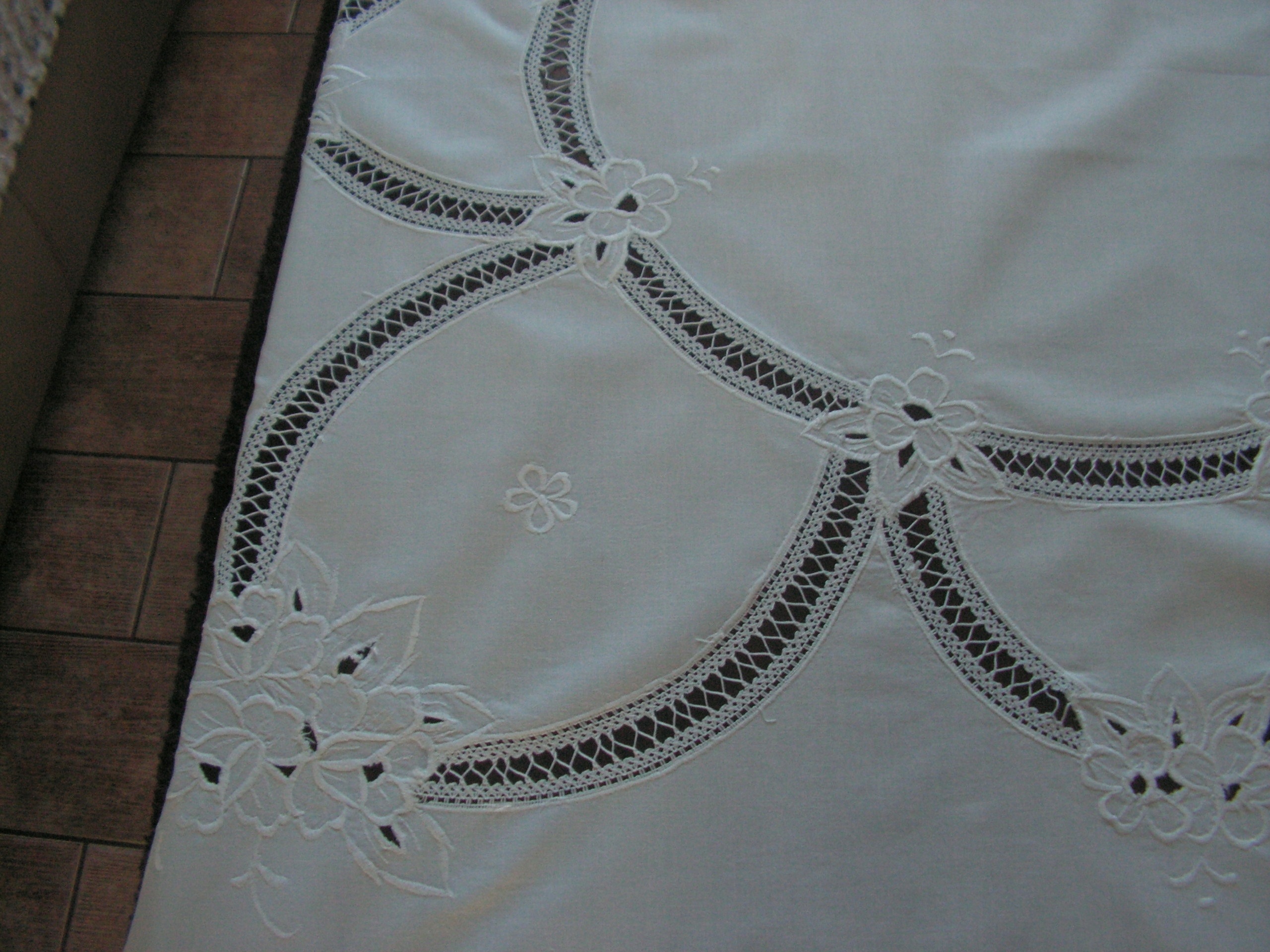 Милая Вышитая Скатерть