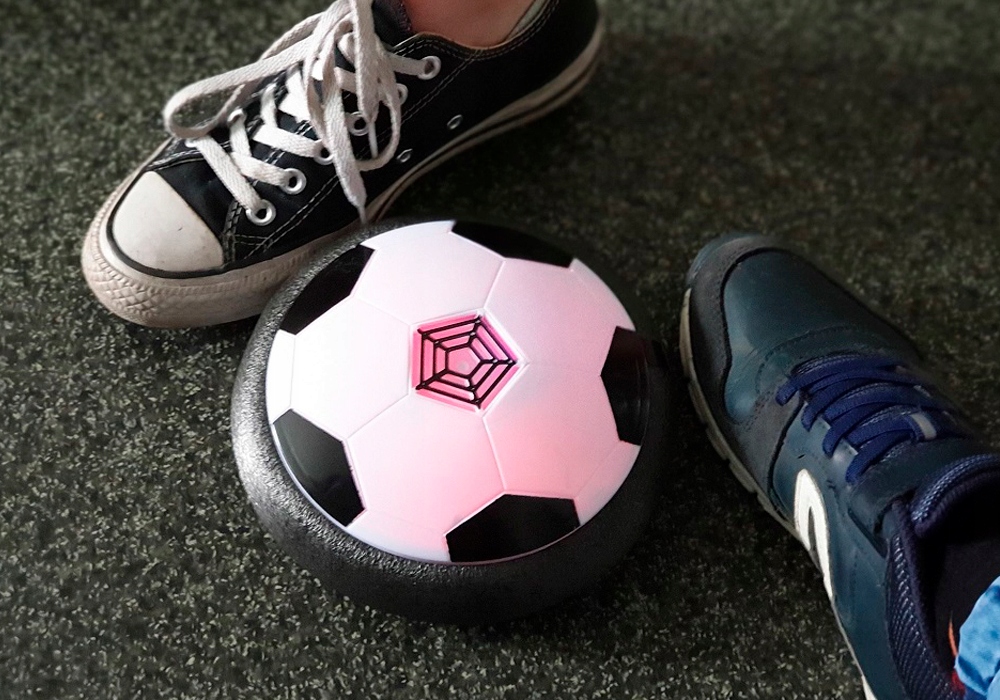 LATAJĄCA PIŁKA DO GRANIA W DOMU PODŚWIETLENIE RGB CYMBERGAJ HOVERBALL Marka Martom