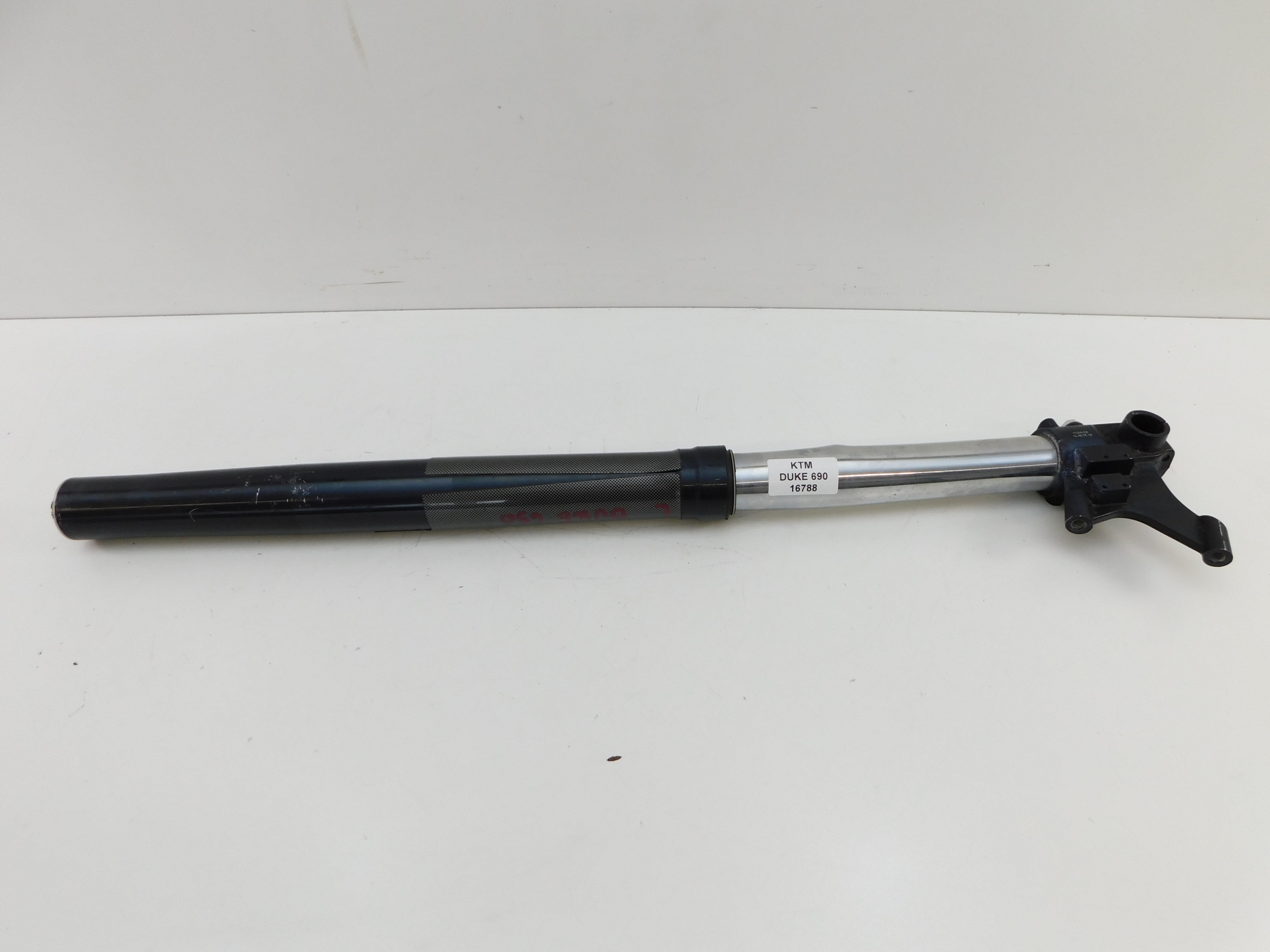 91110004S - KTM DUKE 690 LAGA ГОЛЕНЬ ЛЕВАЯ