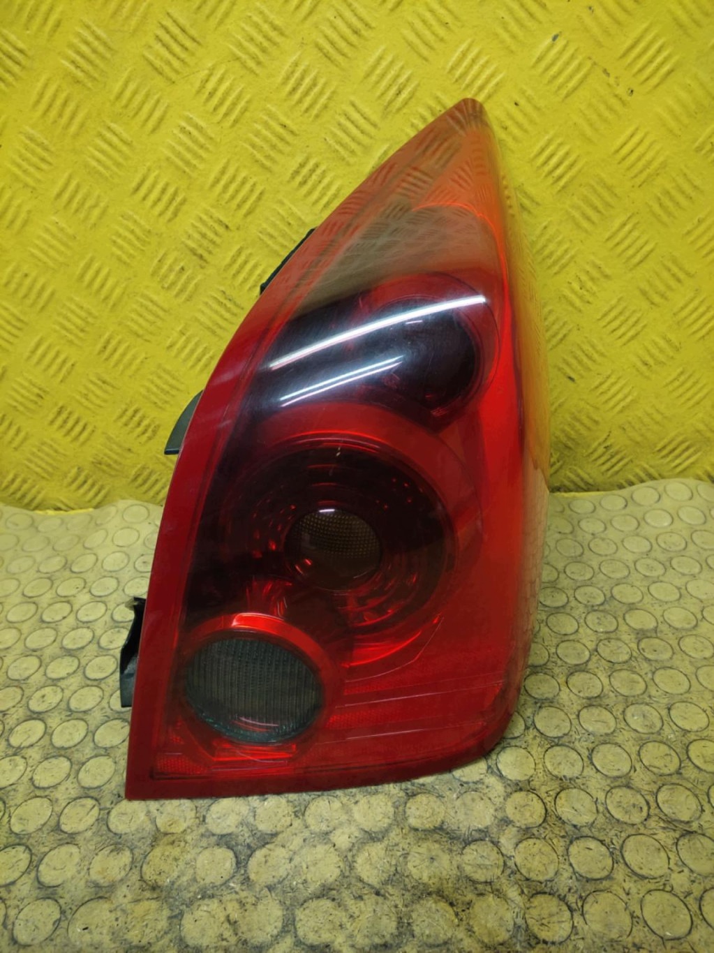 NISSAN PRIMERA P12 feu droite arrière